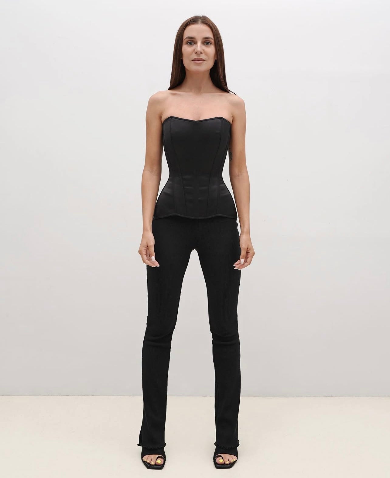 كورسيه ساتان باللون الأسود