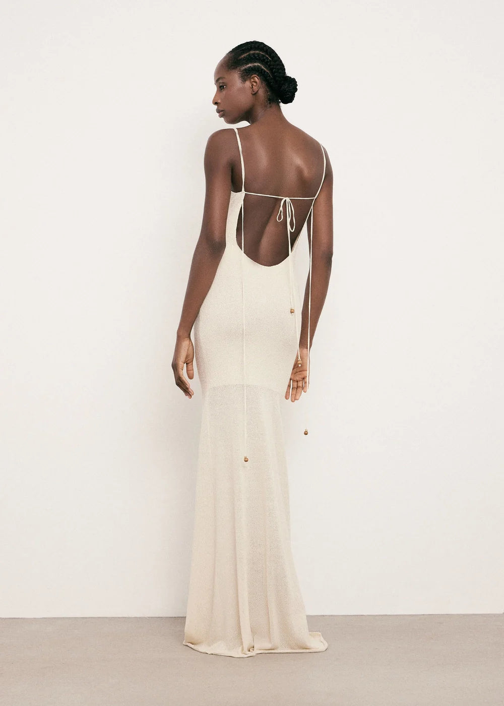 فستان سان تروبيه باللون الكريمي