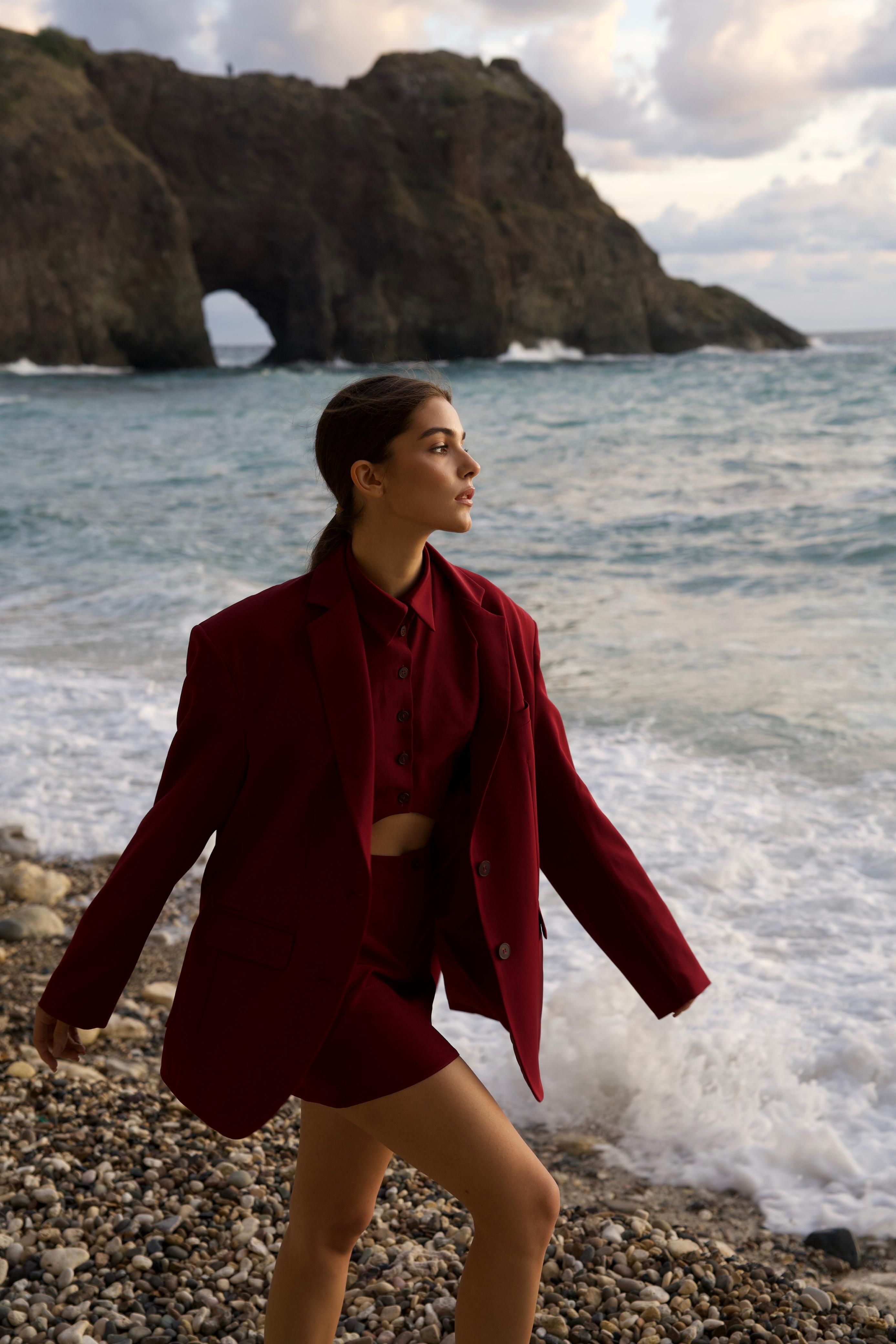 سترة باللون العنابي