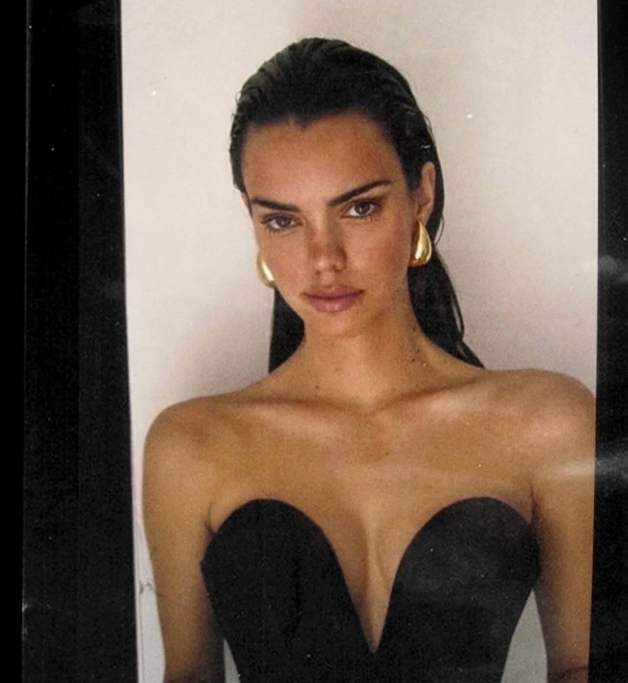 كورسيه على شكل حرف V باللون الأسود