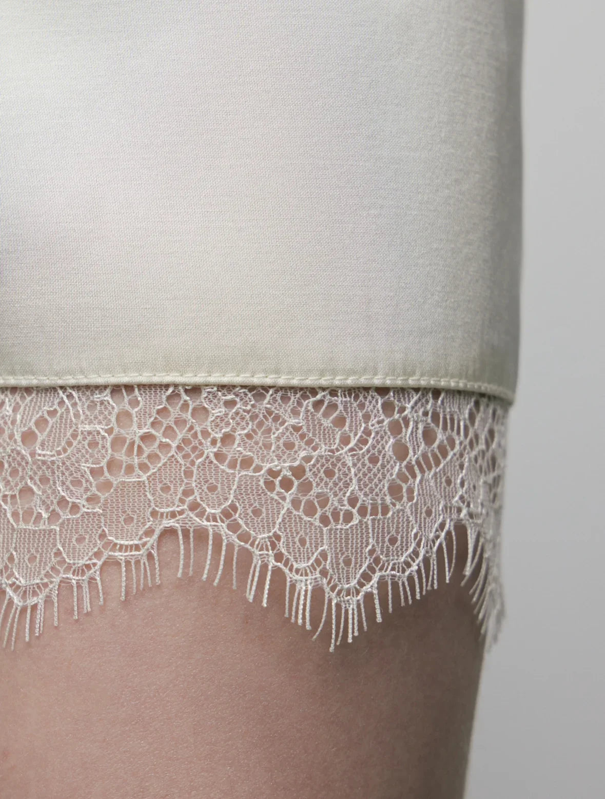 شورت ساتان مع دانتيل باللون الكريمي