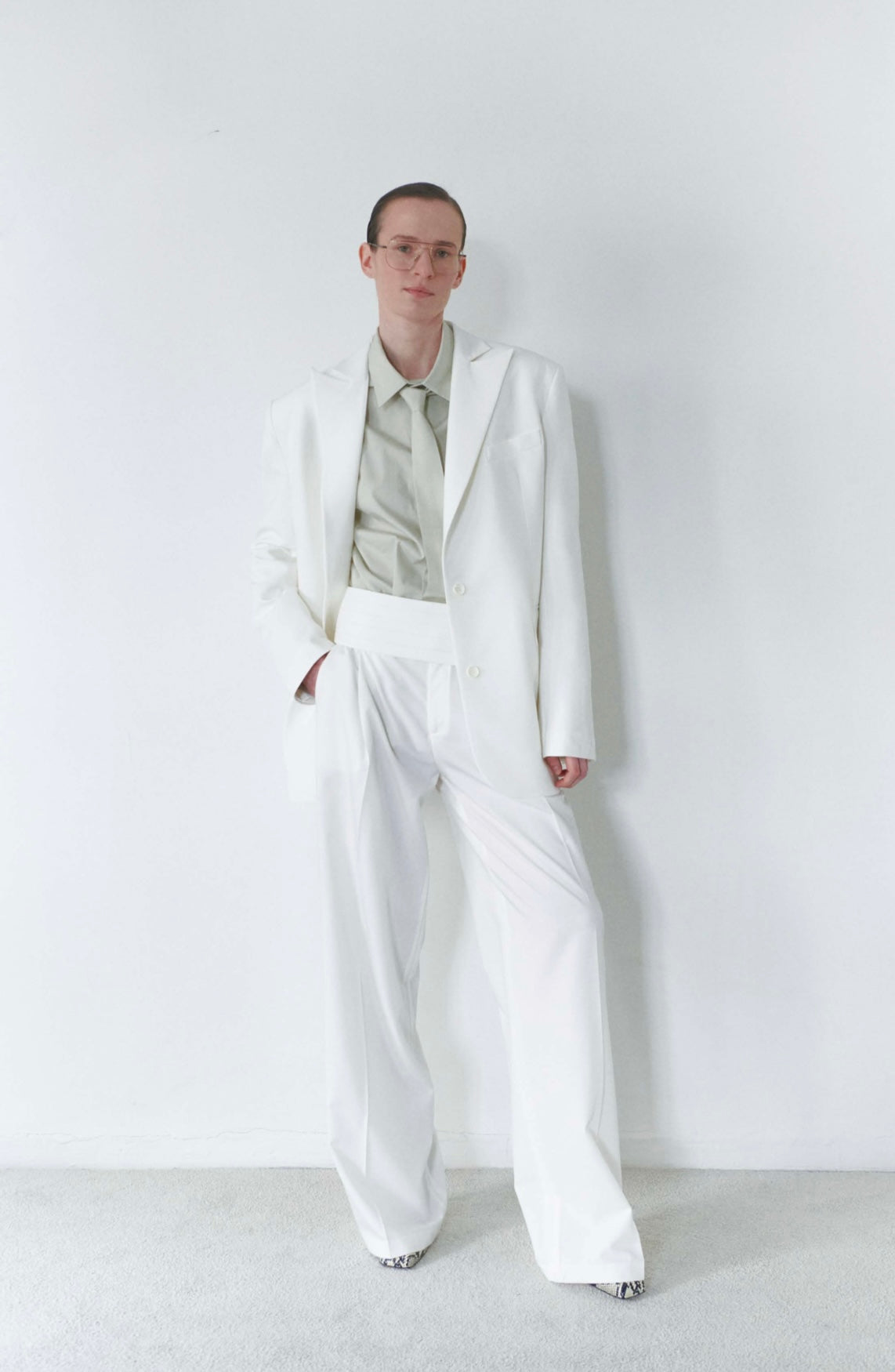 بنطلون للجنسين مع حزام خصر قابل للتعديل باللون الأبيض