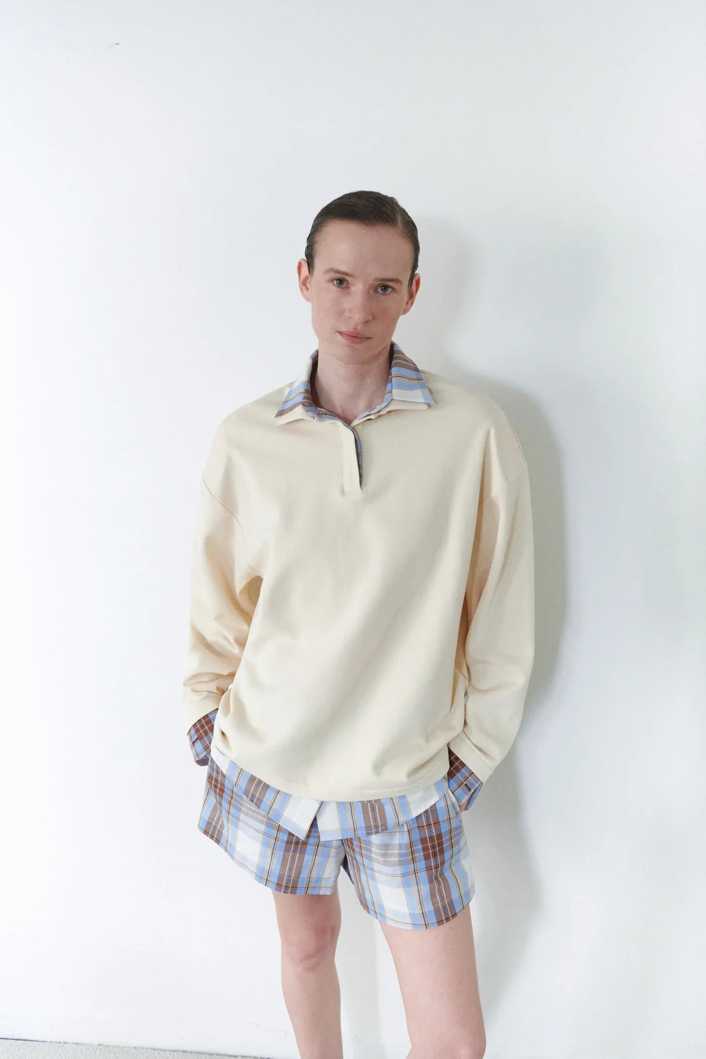 Polo matelassé beige à carreaux bleus au col et aux poignets