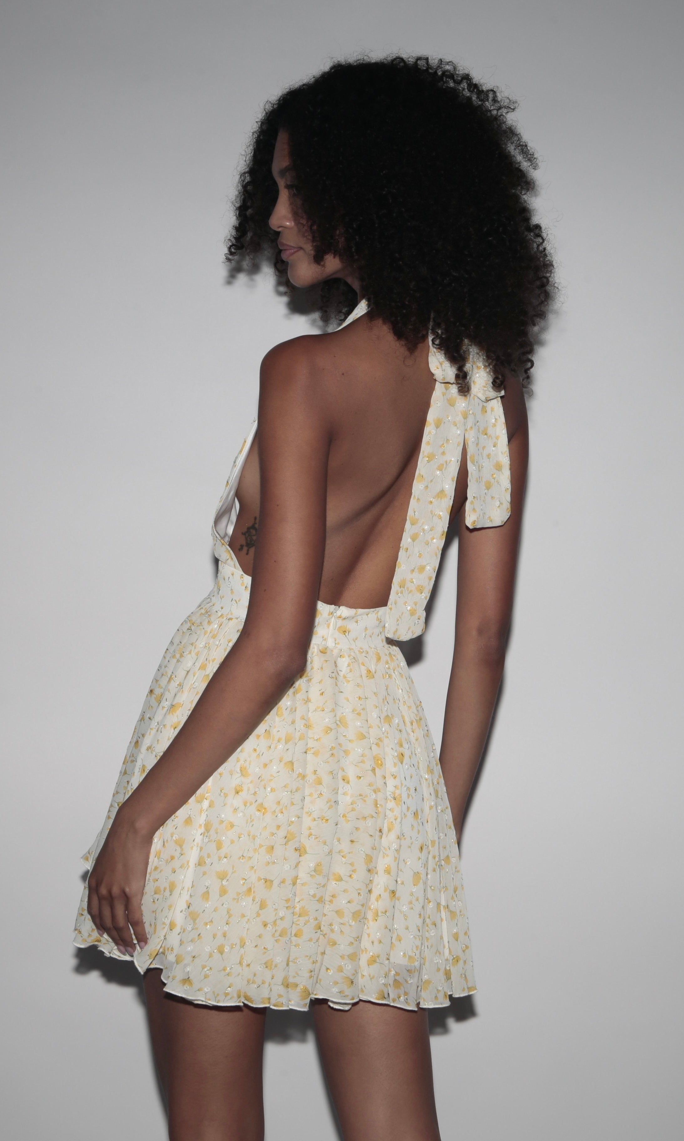 Robe en mousseline blanche à fleurs jaunes
