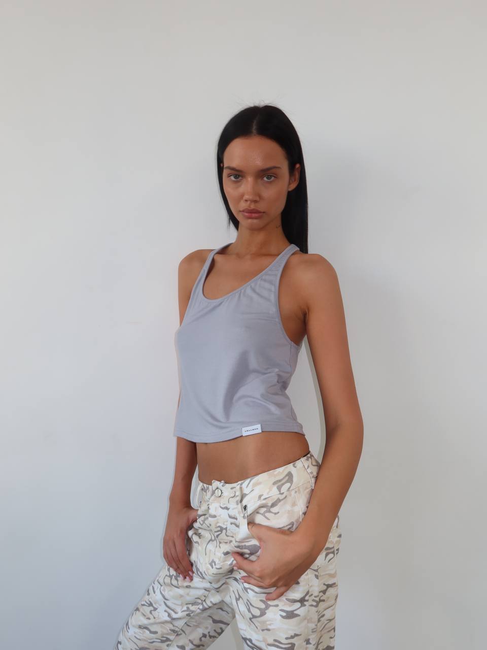 Débardeur gris à fines bretelles