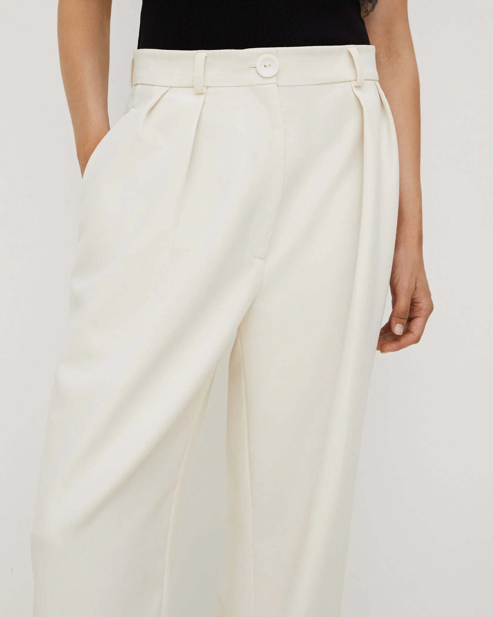 بنطلون باللون الكريمي