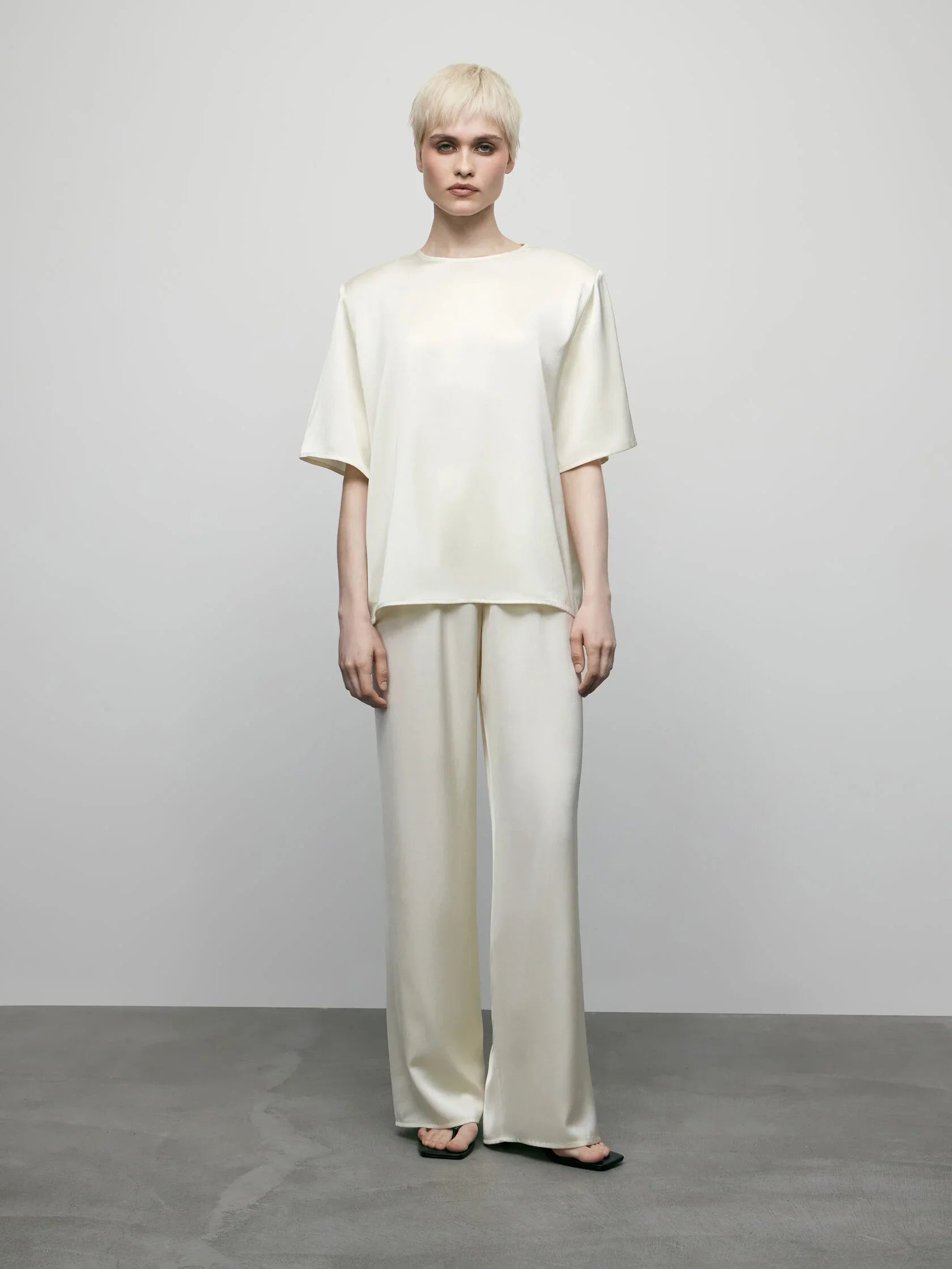 بنطلون ساتان باللون الكريمي