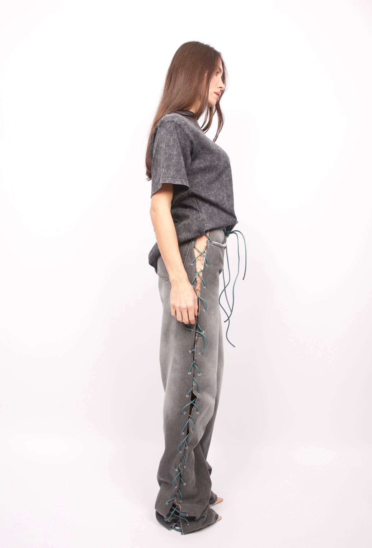 Jean gris à bretelles vertes