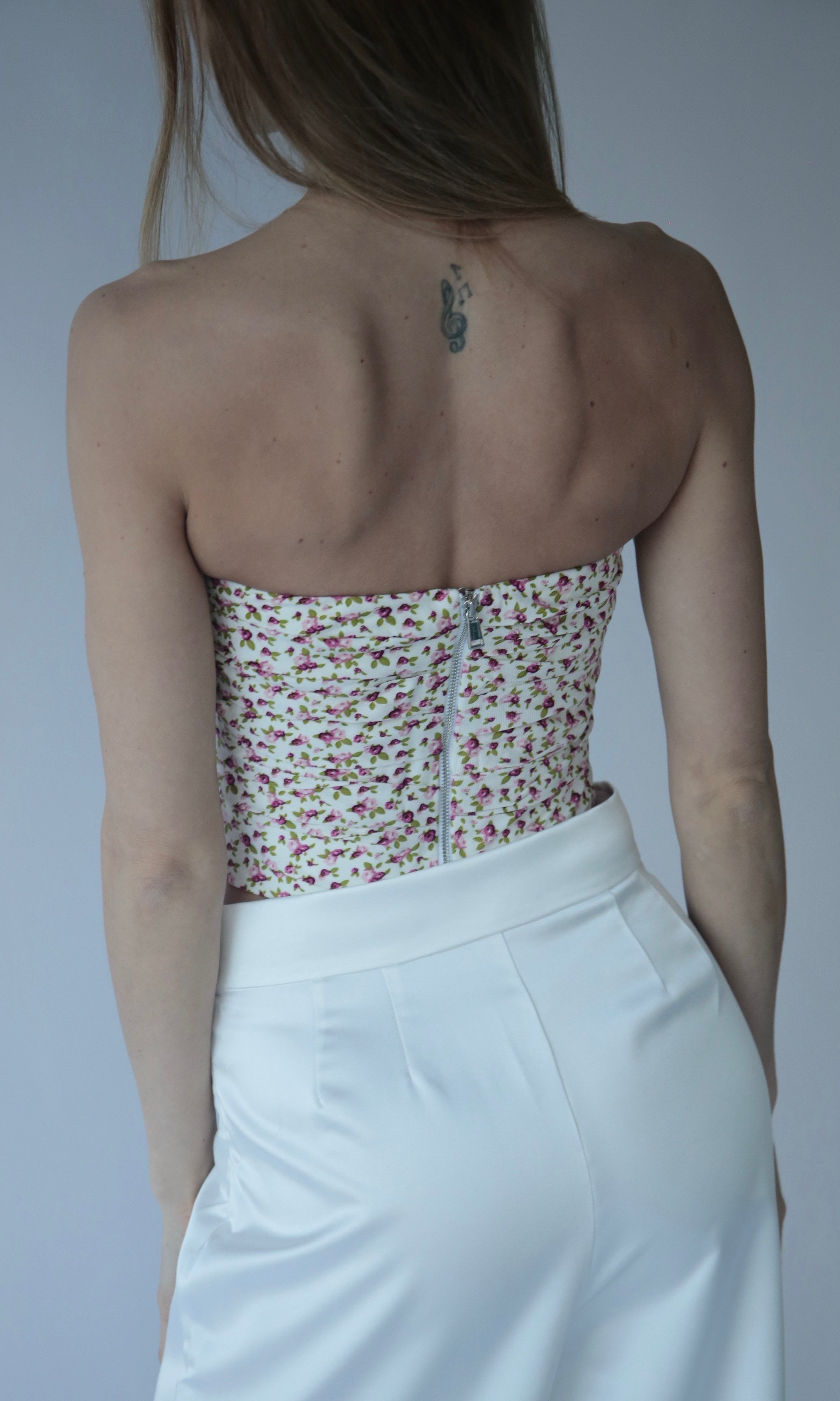 Corset drapé à fleurs blanches