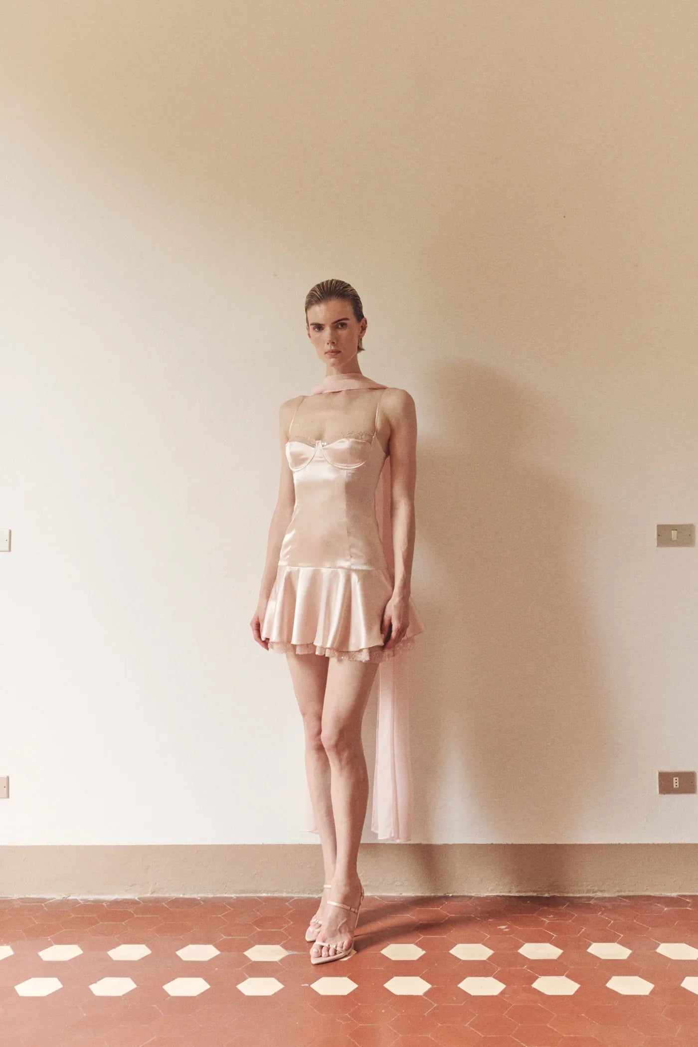 فستان قصير بتفاصيل دانتيل مع وشاح باللون السلموني