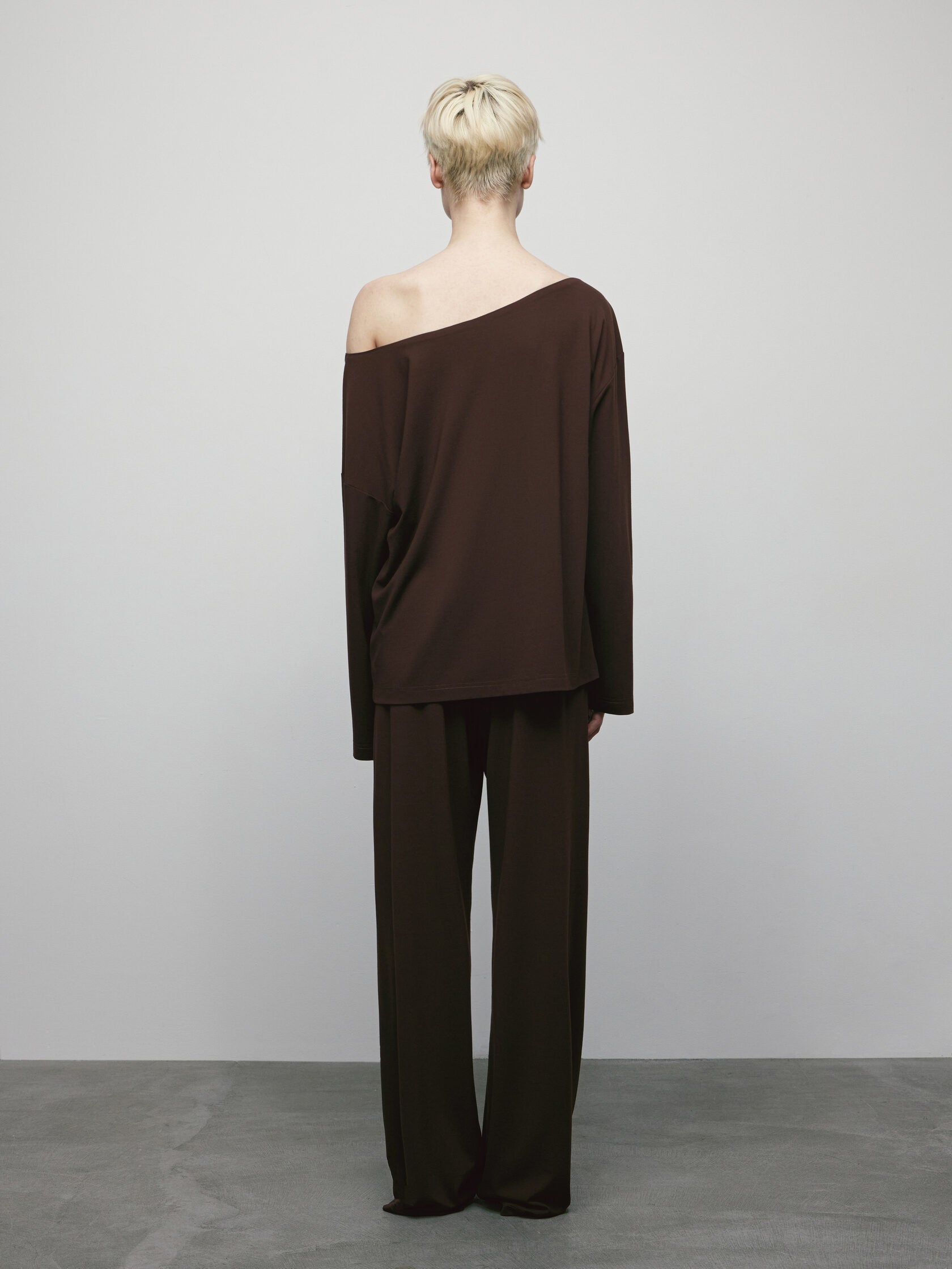 بنطلون محبوك باللون البني