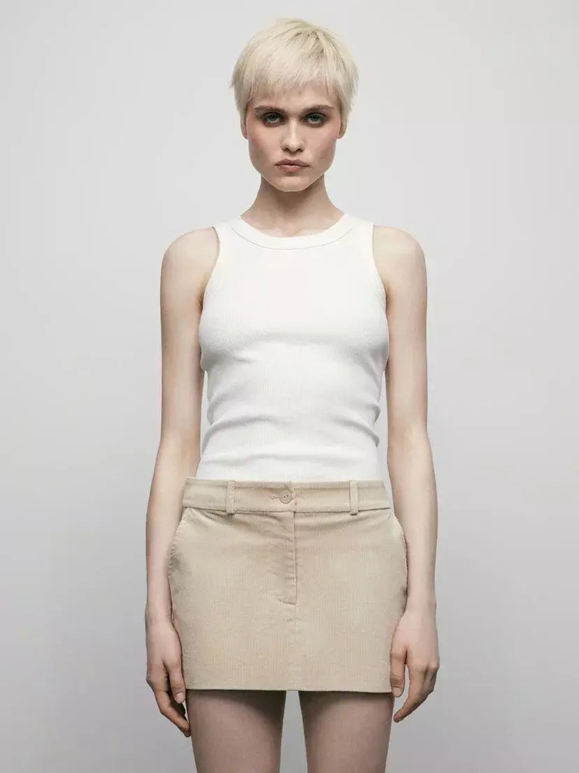 تنورة مخملية باللون الكريمي