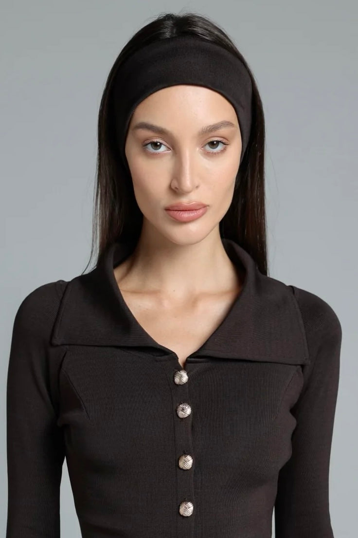 عصابة رأس باللون البني