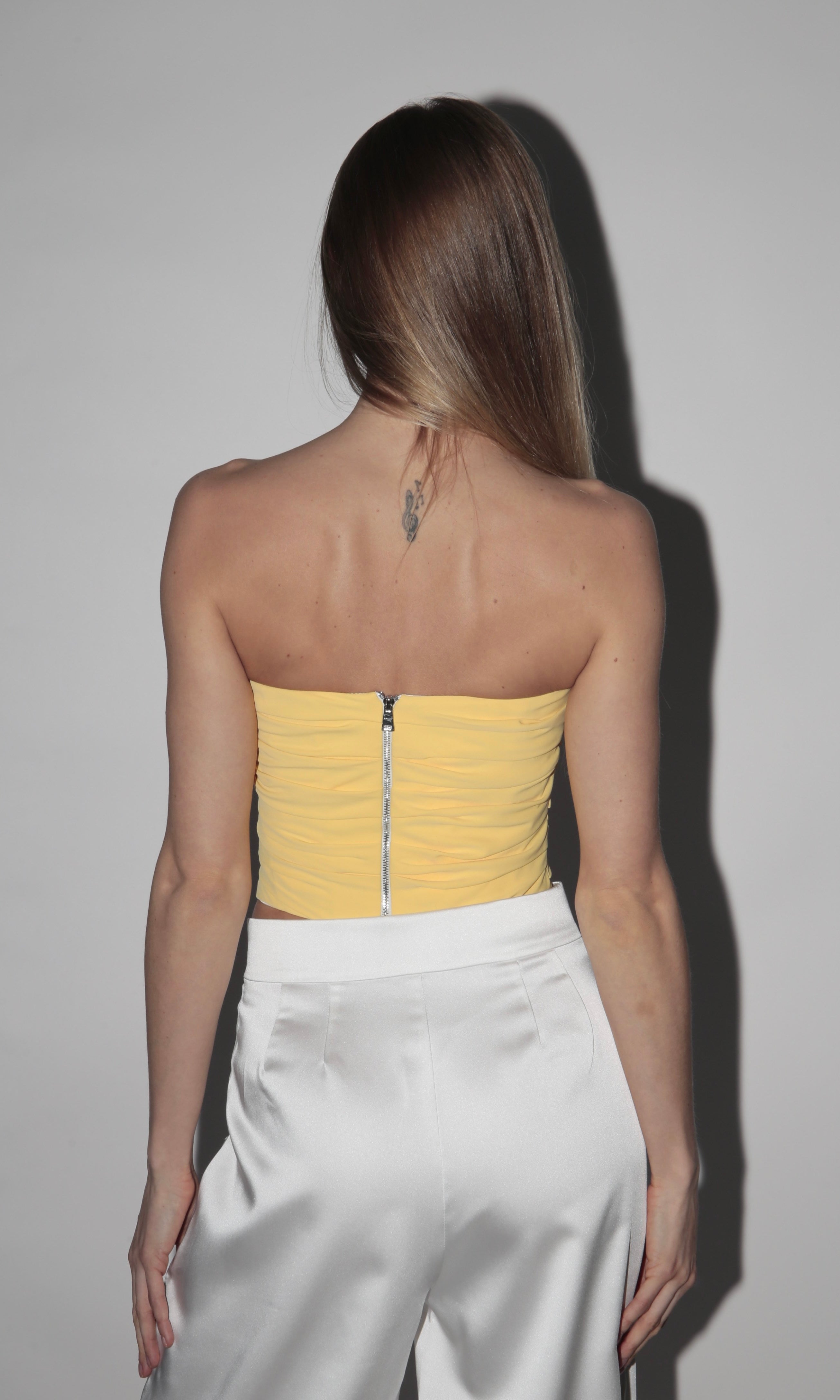 مشد ملفوف باللون الأصفر