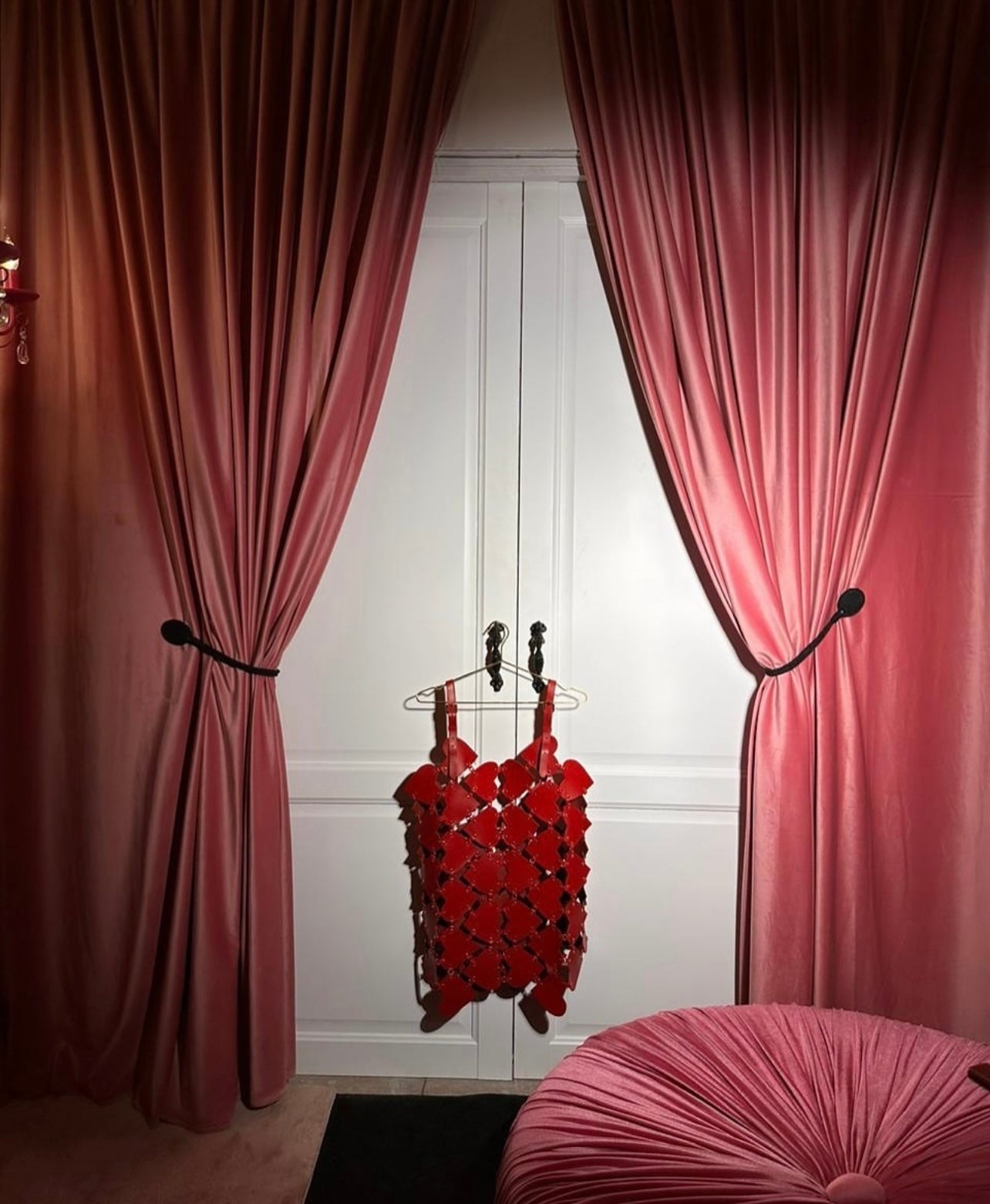 قلوب ترتدي اللون الأحمر