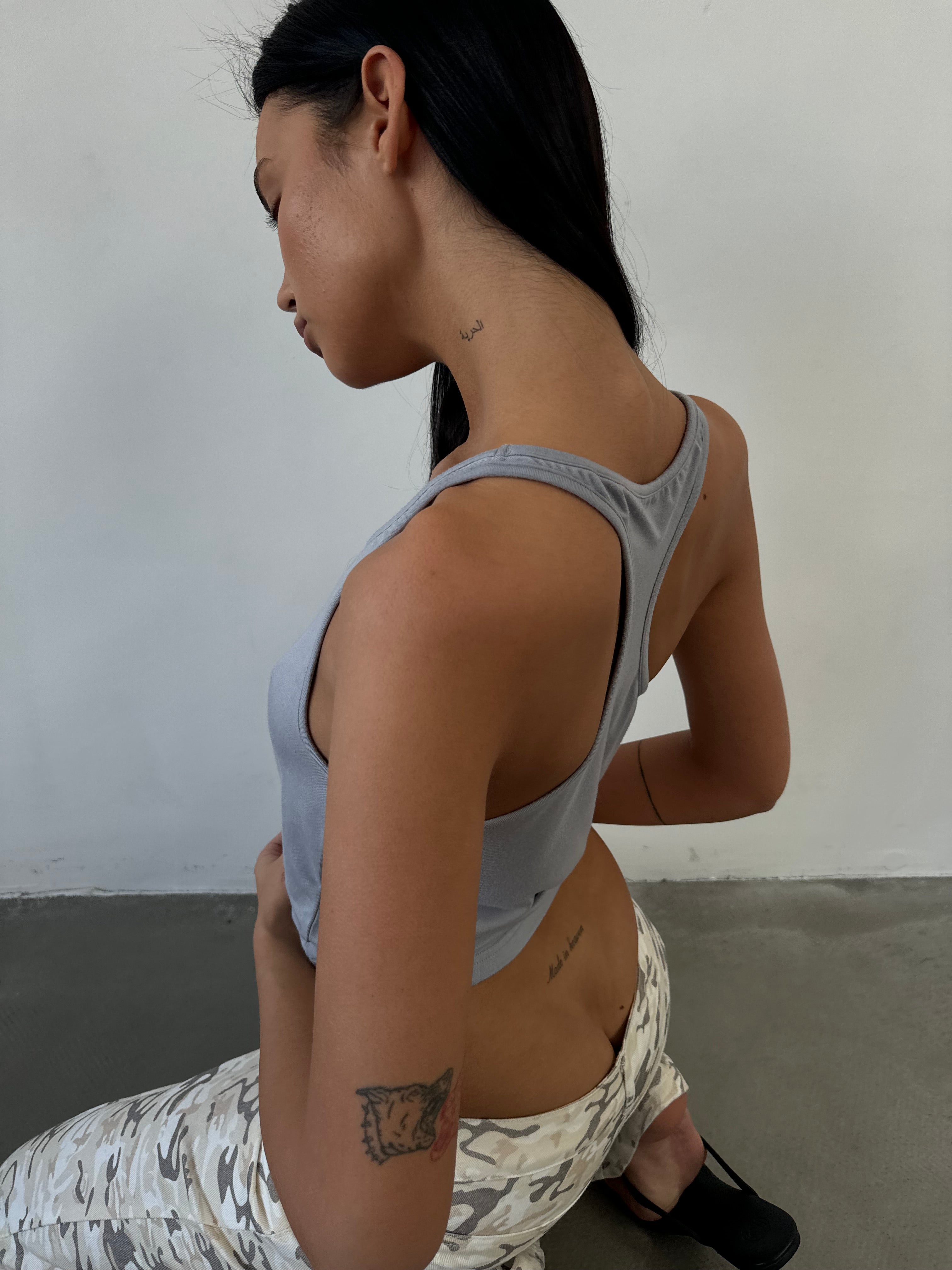 Débardeur gris à fines bretelles