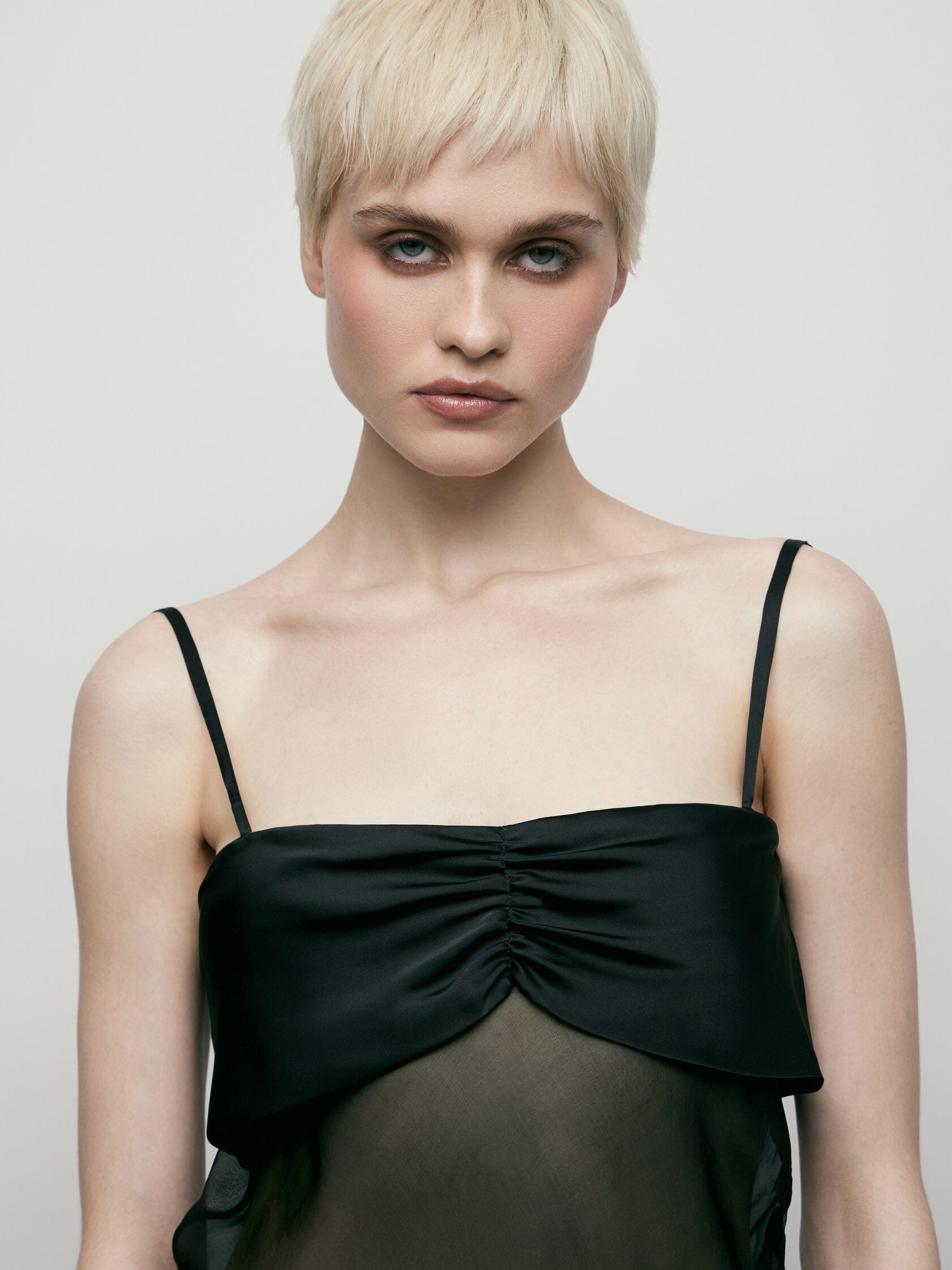 بلوزة من الحرير مع ساتان باللون الأسود