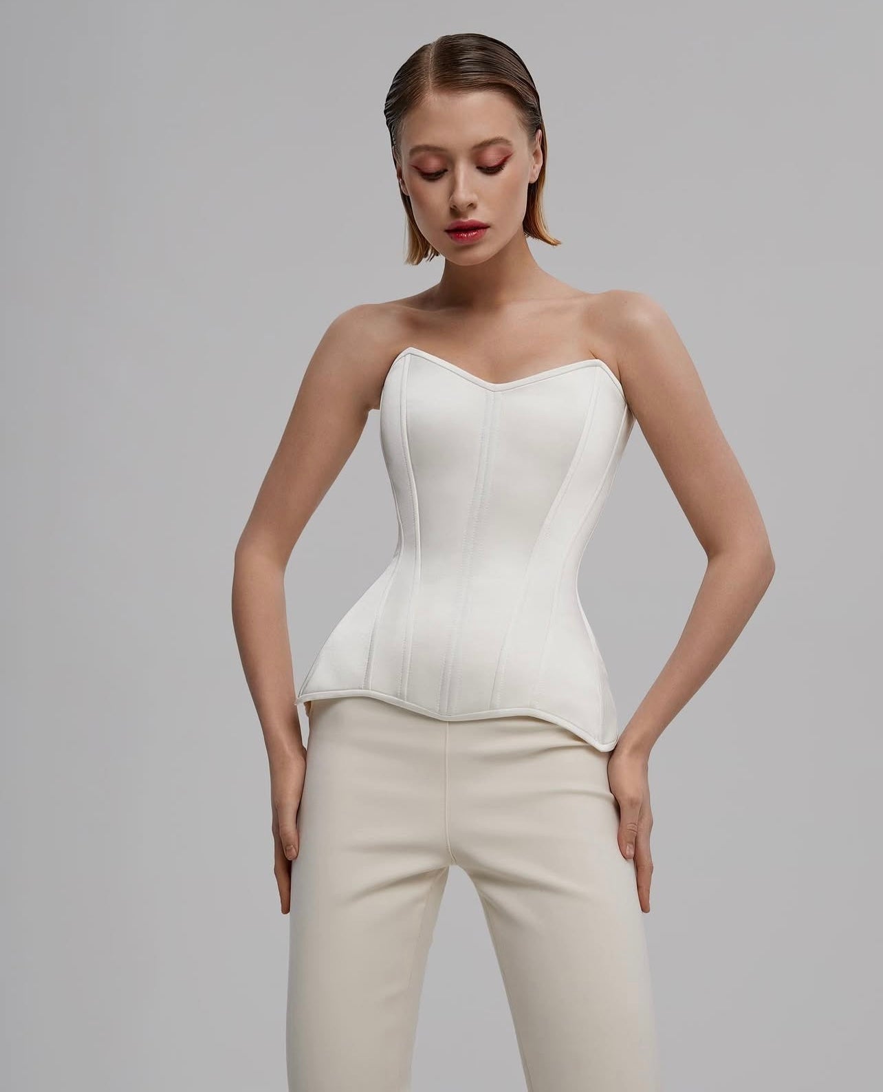 كورسيه ساتان باللون الأبيض