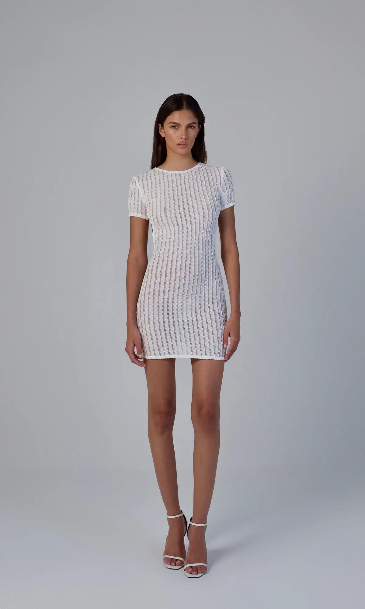 فستان ملكة الشمس باللون الأبيض