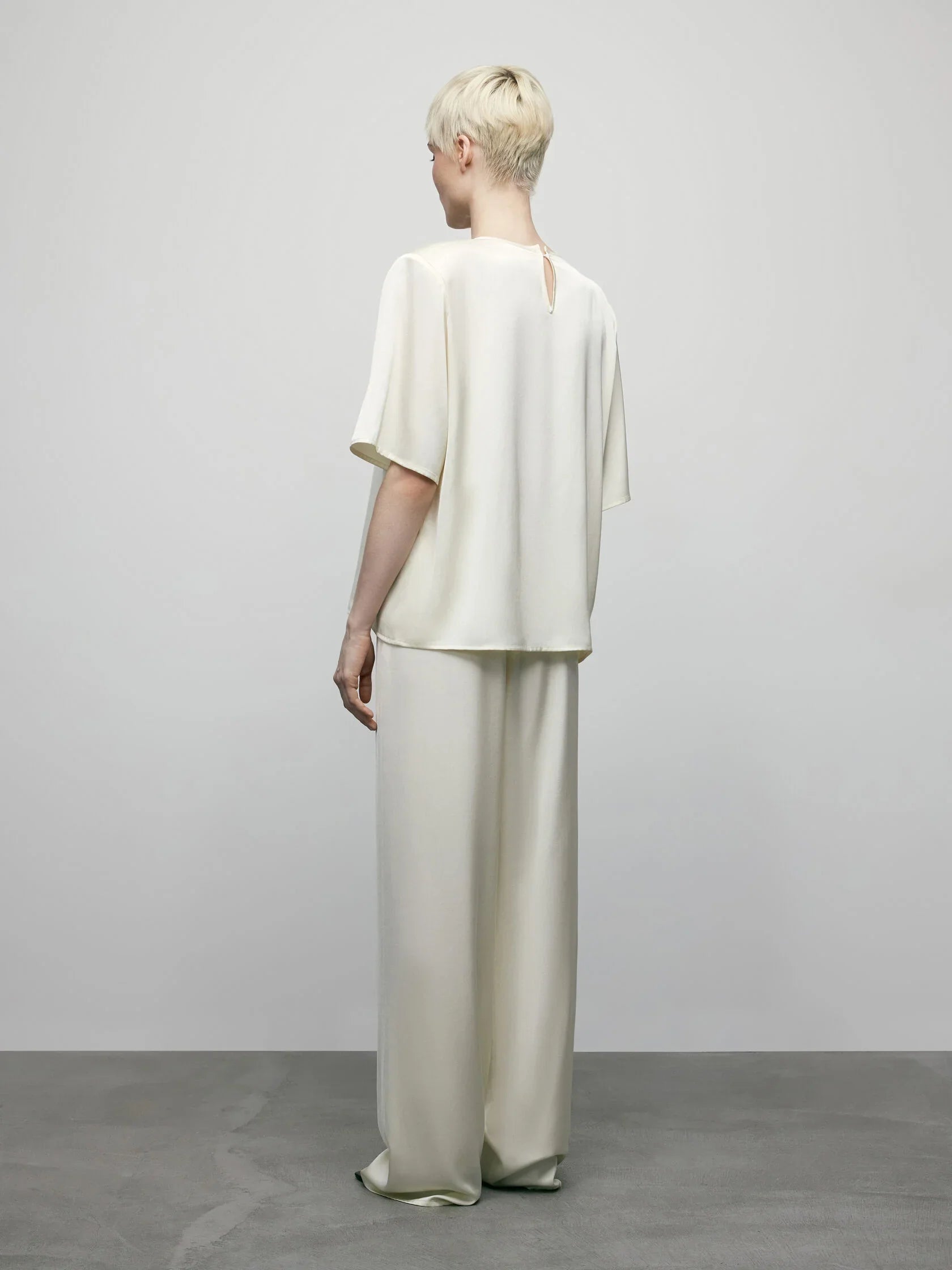 بنطلون ساتان باللون الكريمي