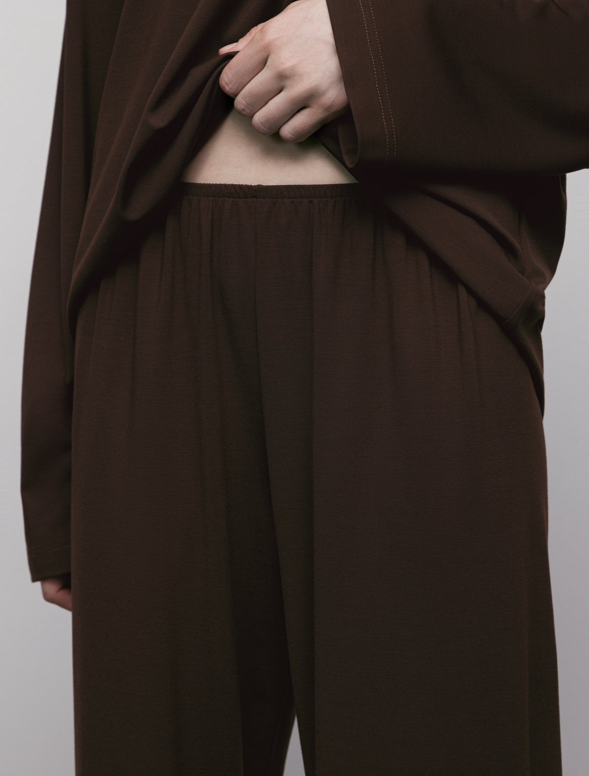 بنطلون محبوك باللون البني