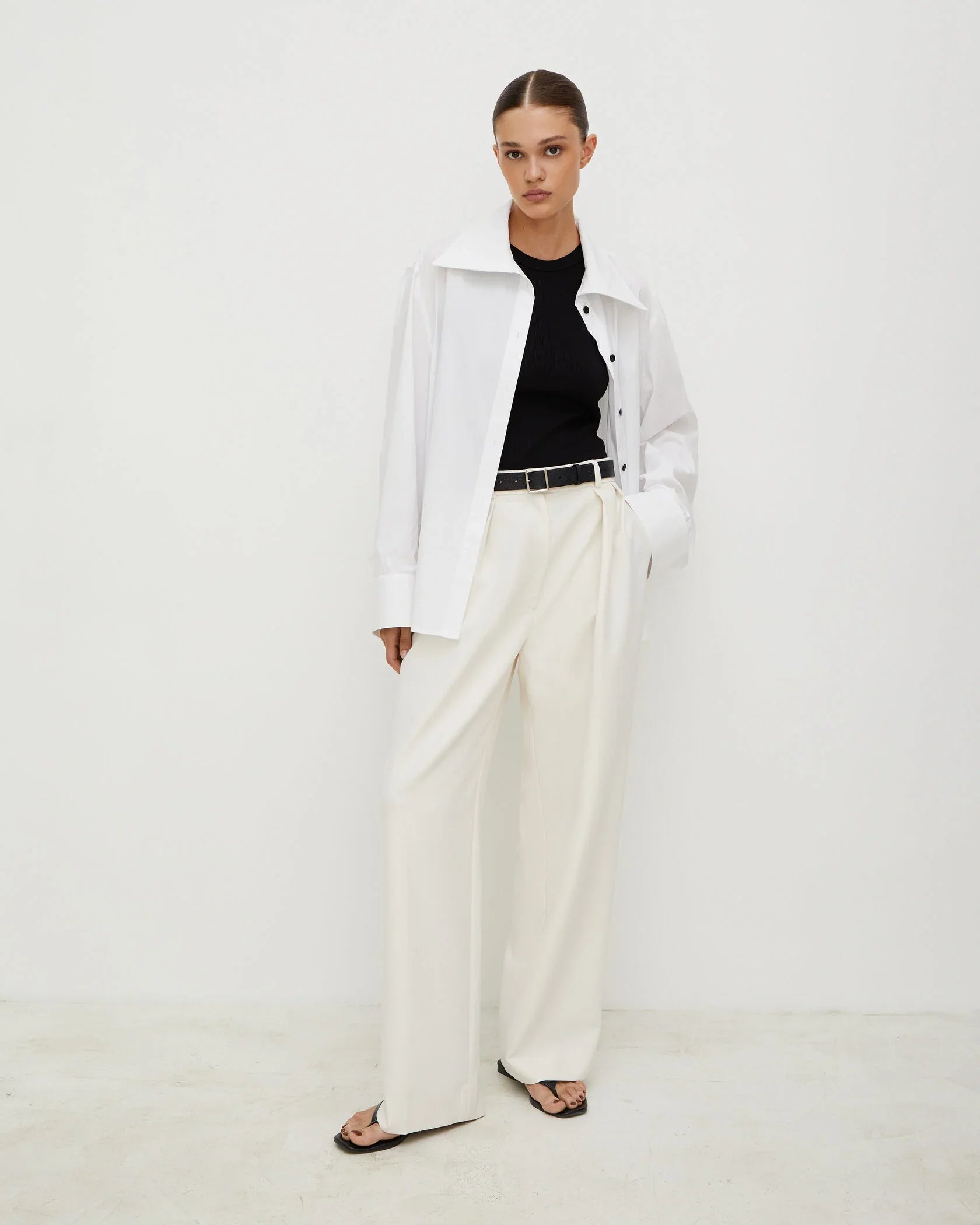 بنطلون باللون الكريمي