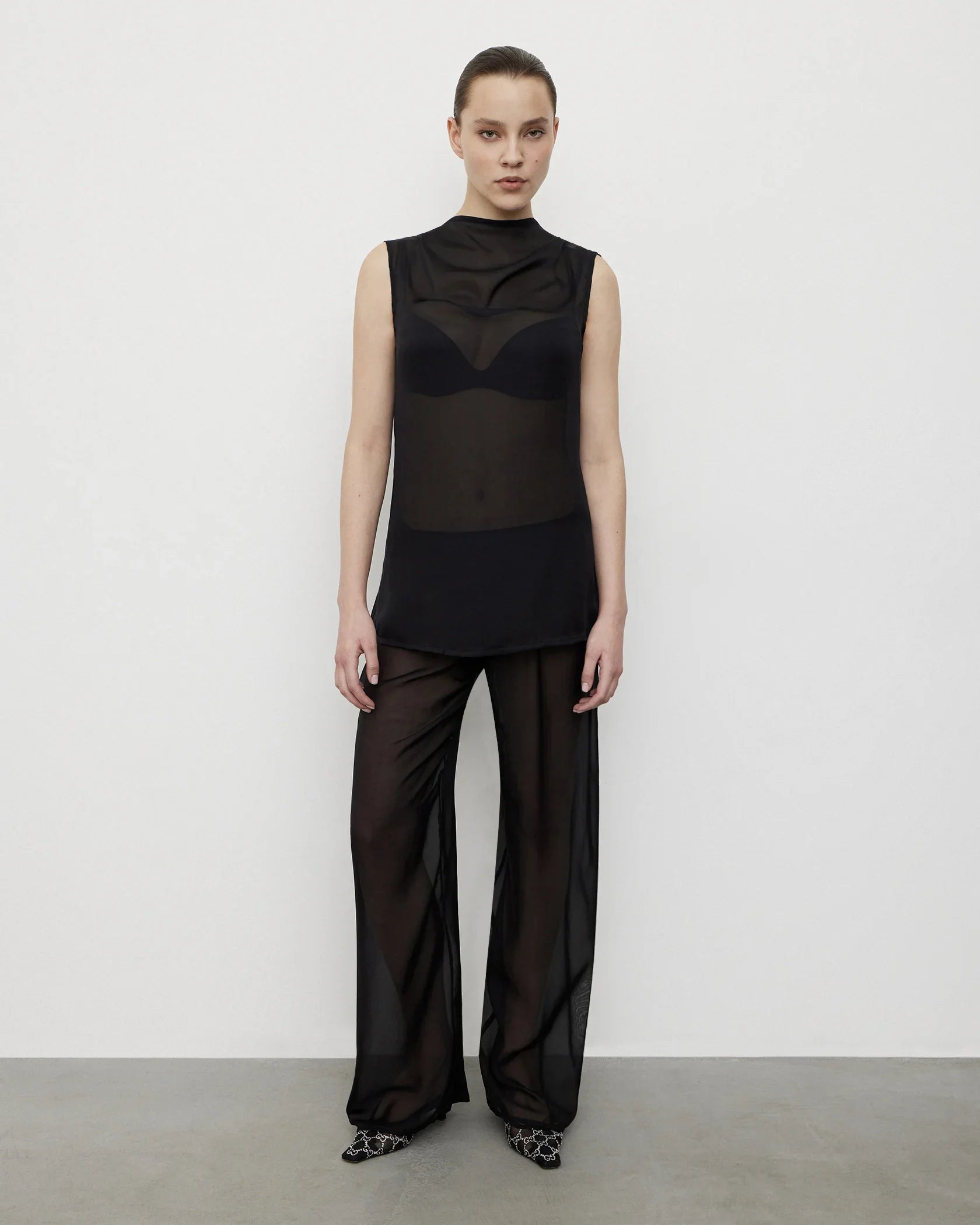 بلوزة حرير باللون الأسود