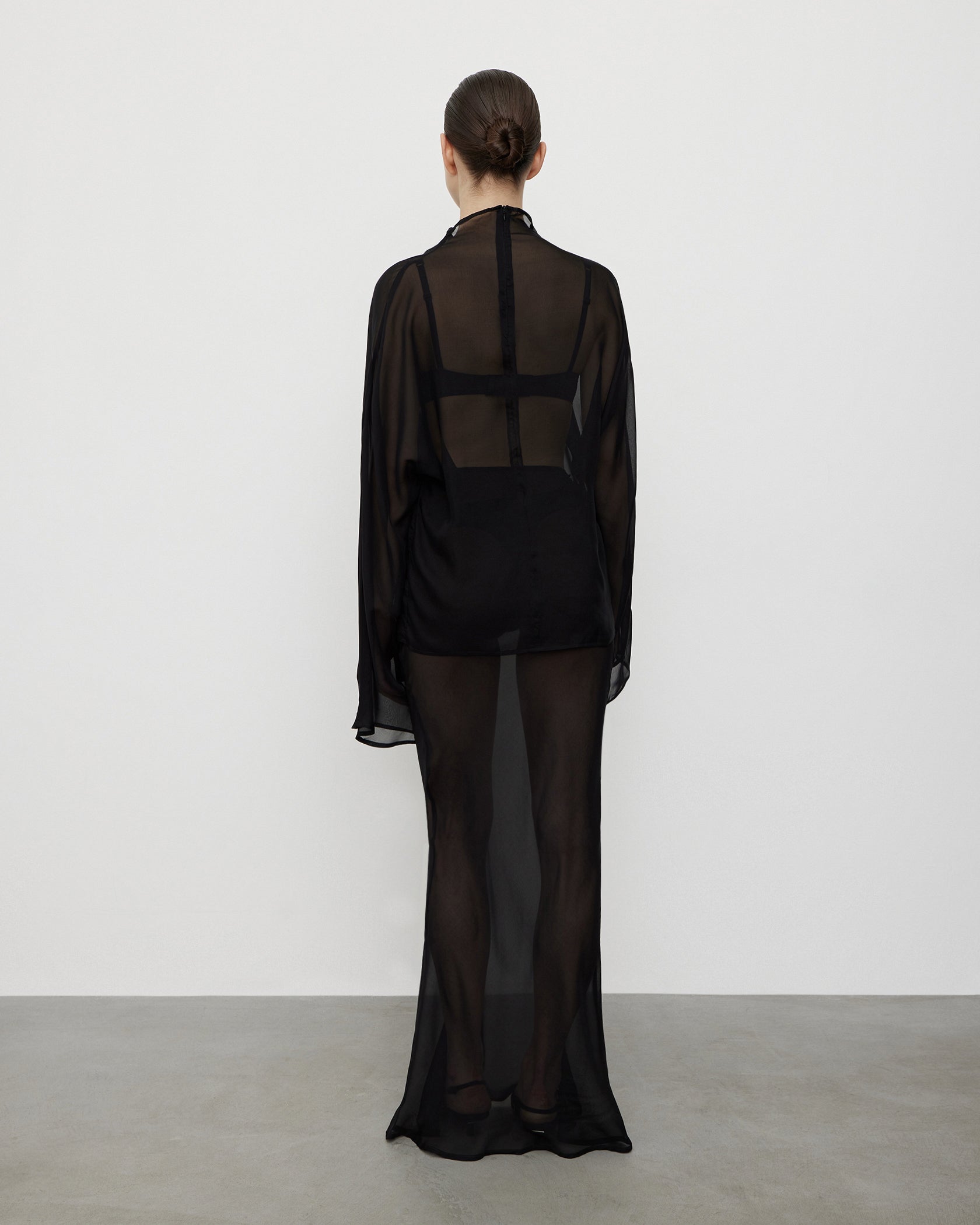 تنورة ماكسي حريرية باللون الأسود