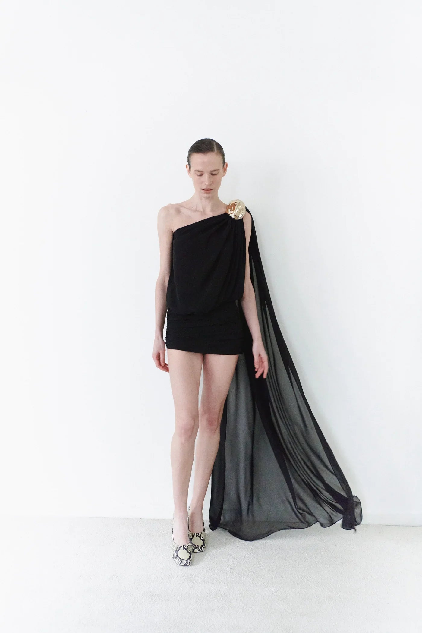 فستان شيفون بتفاصيل حجرية مصنوعة يدويًا باللون الأسود