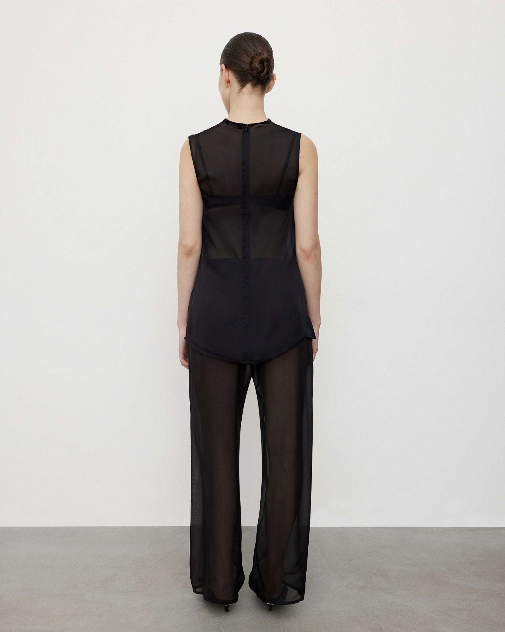 بلوزة حرير باللون الأسود