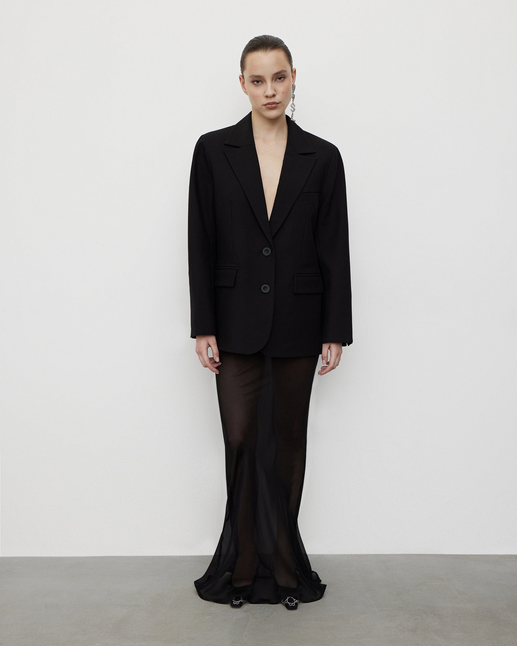 تنورة ماكسي حريرية باللون الأسود