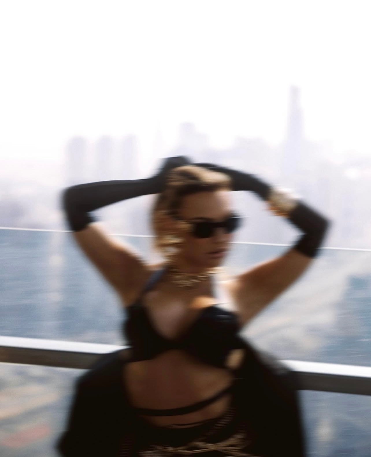 مغناطيس حمالة الصدر باللون الأسود