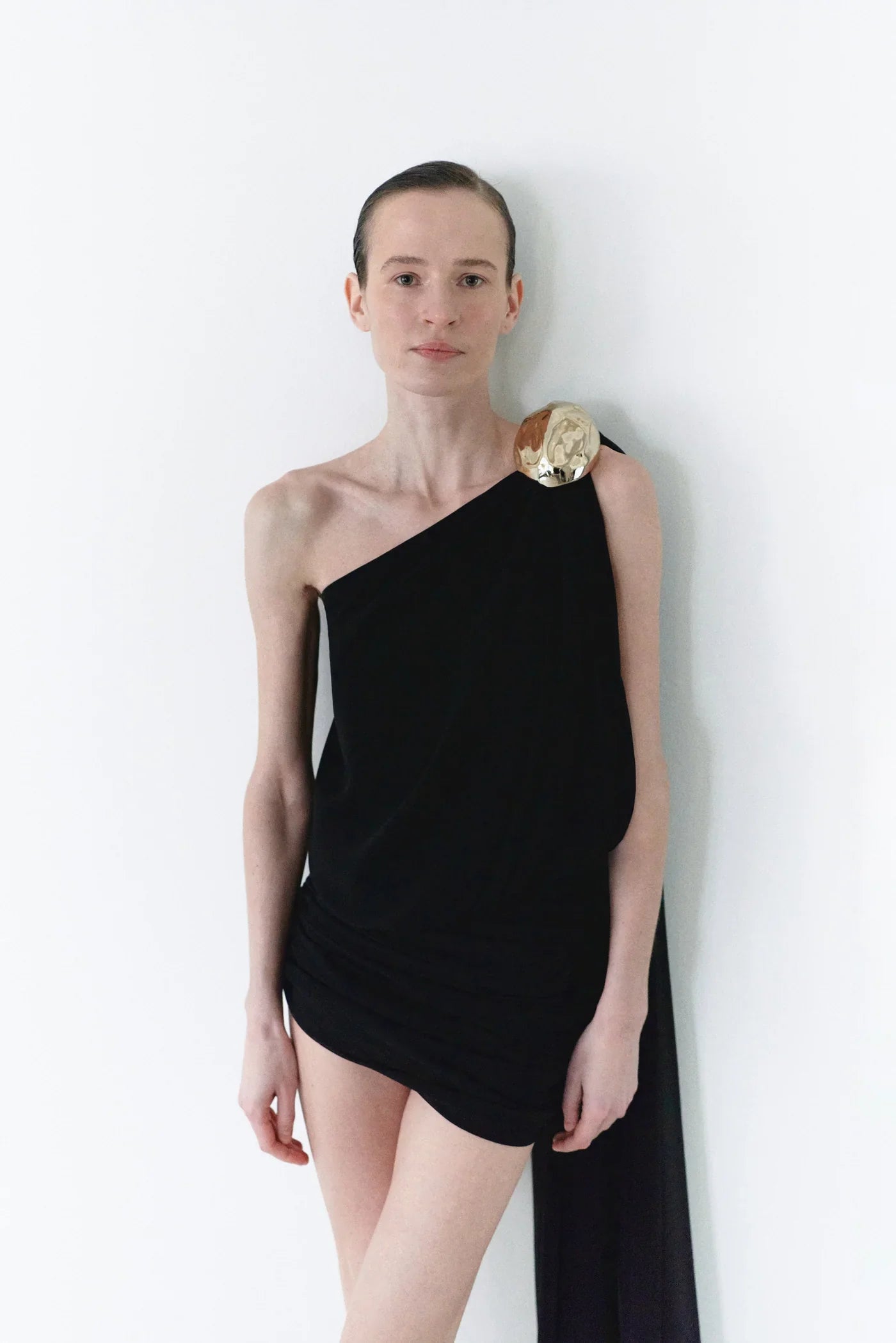 فستان شيفون بتفاصيل حجرية مصنوعة يدويًا باللون الأسود