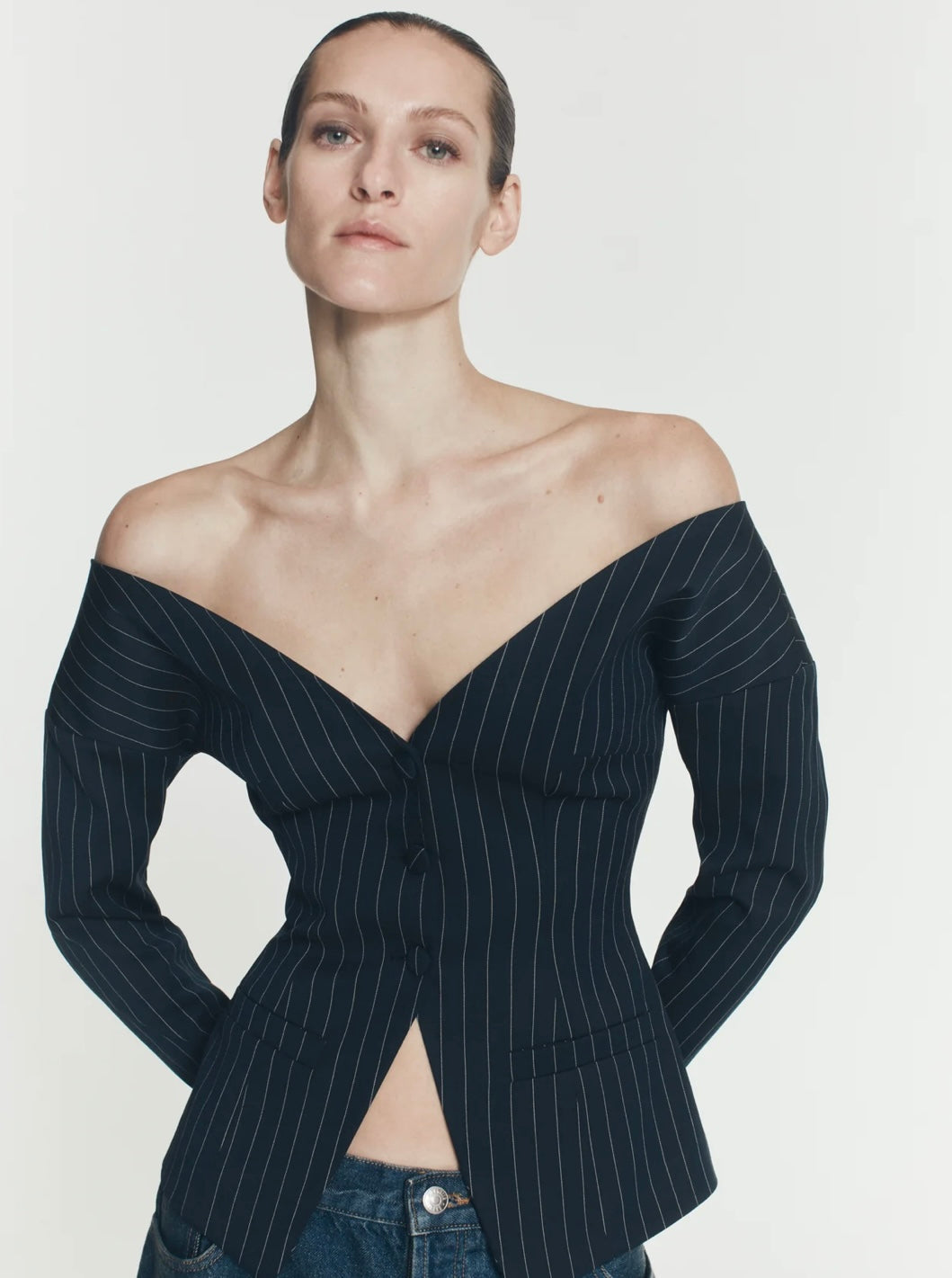 Blazer à fines rayures et épaules dénudées bleu marine