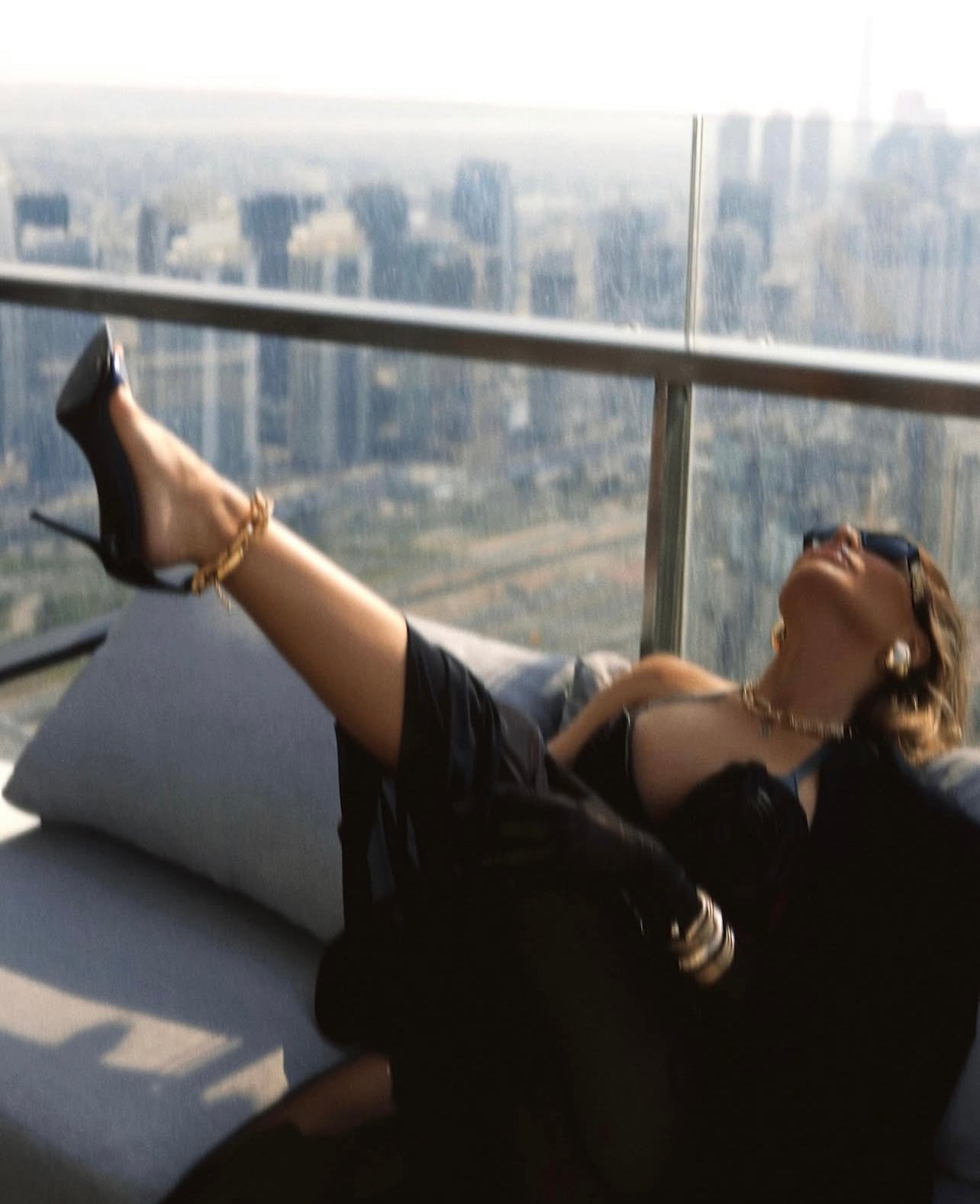 مغناطيس حمالة الصدر باللون الأسود