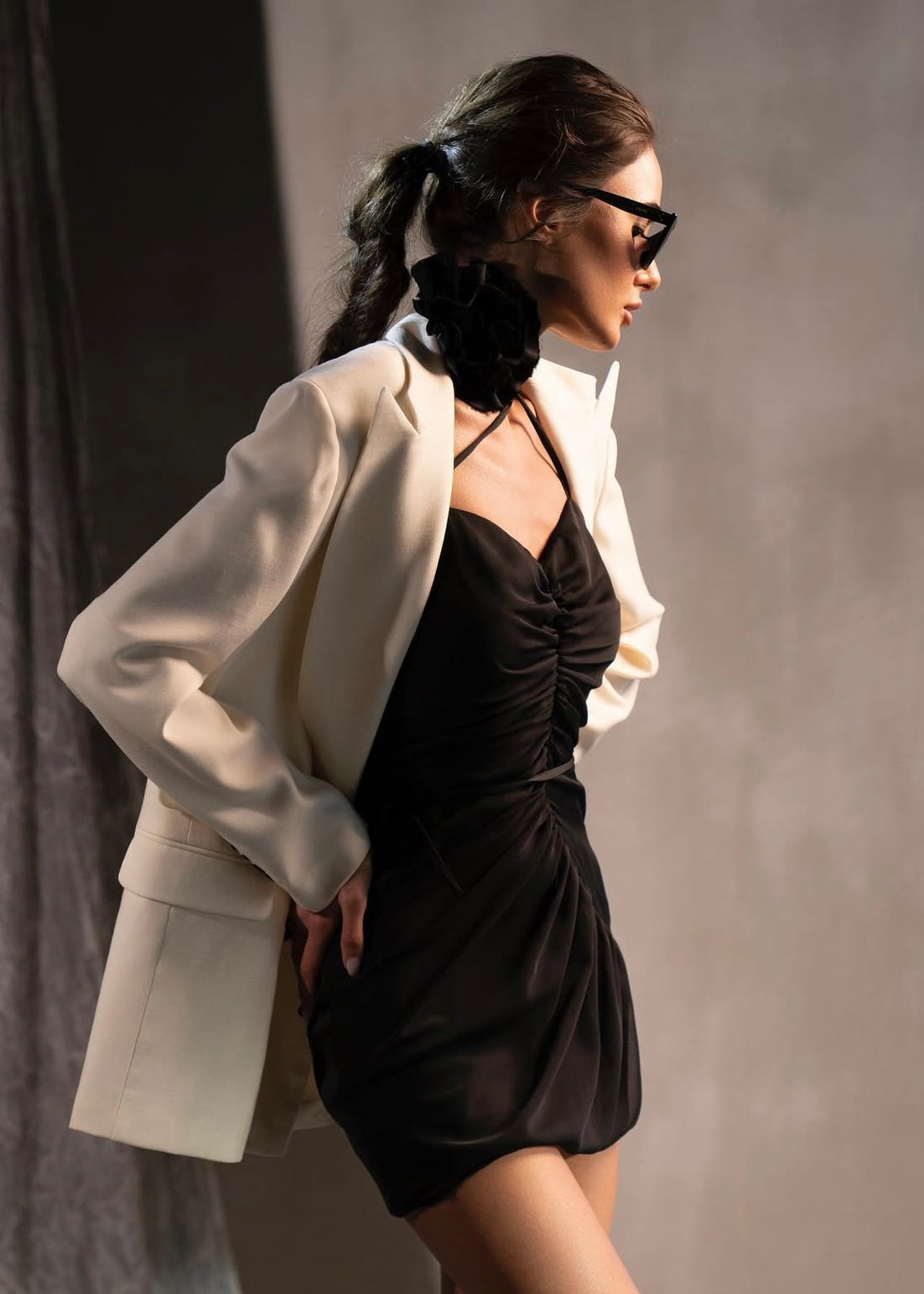 Robe courte en mousseline noire à fleurs