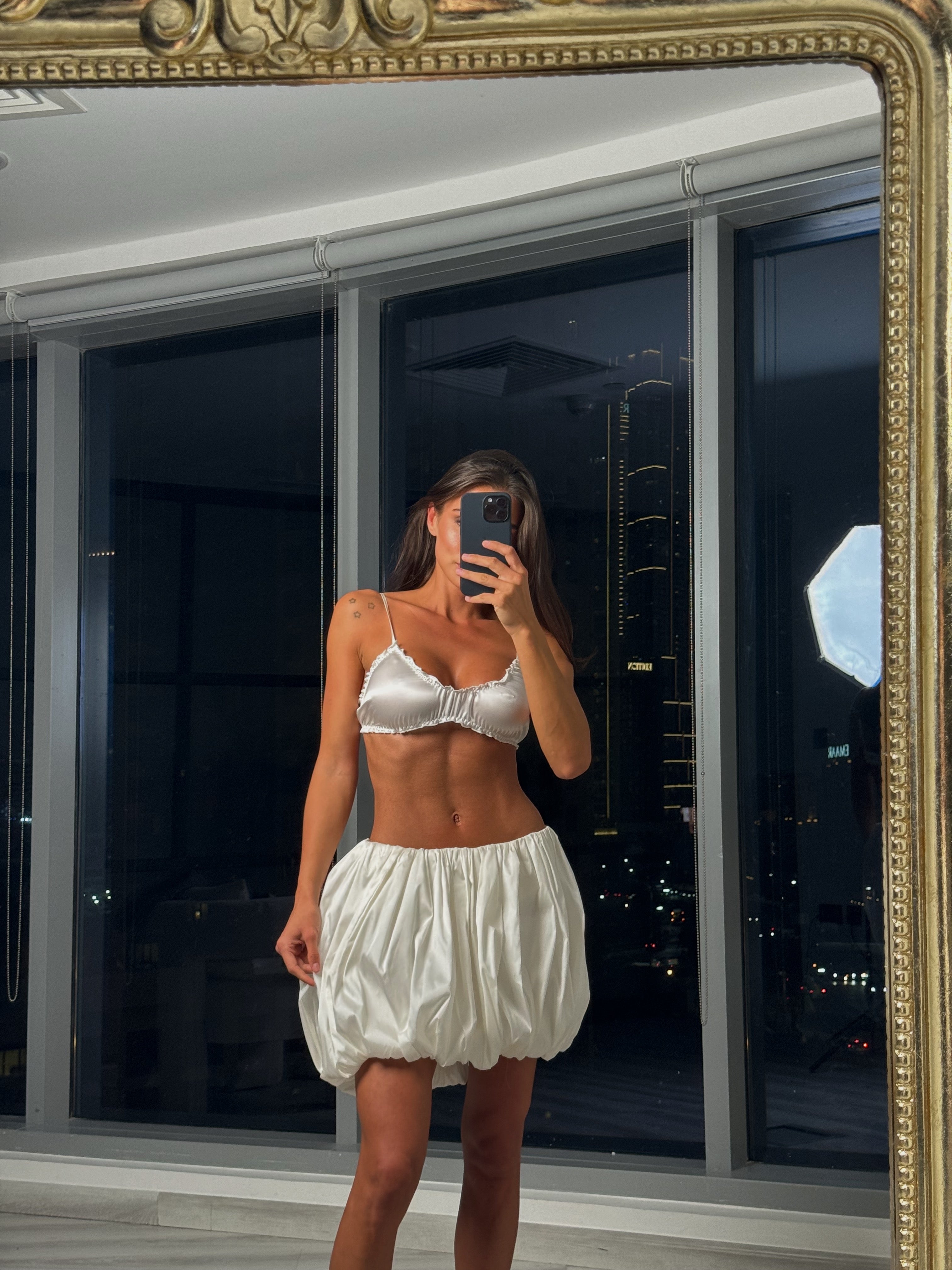 تنورة قصيرة مكشكشة باللون الأبيض