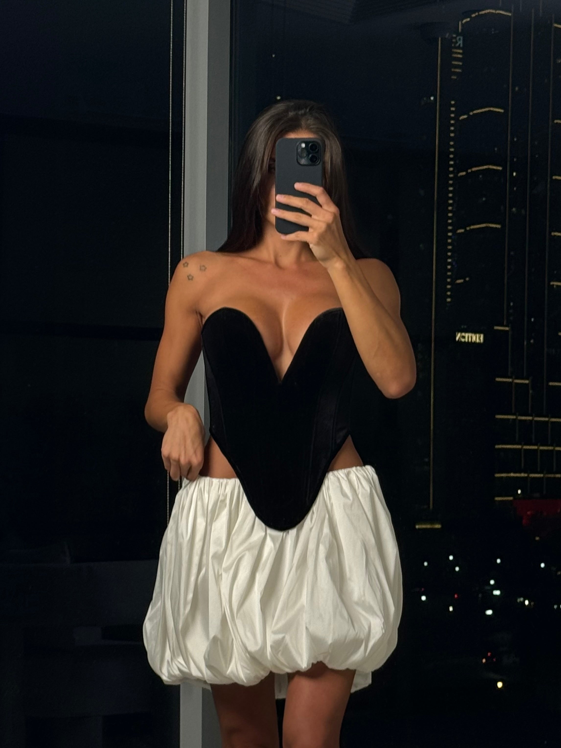 كورسيه على شكل حرف V باللون الأسود