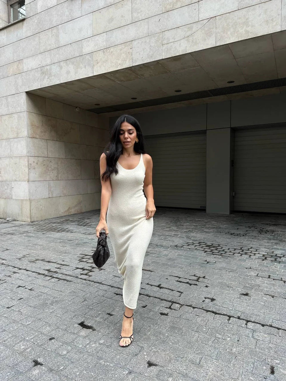 فستان رقيق باللون الكريمي