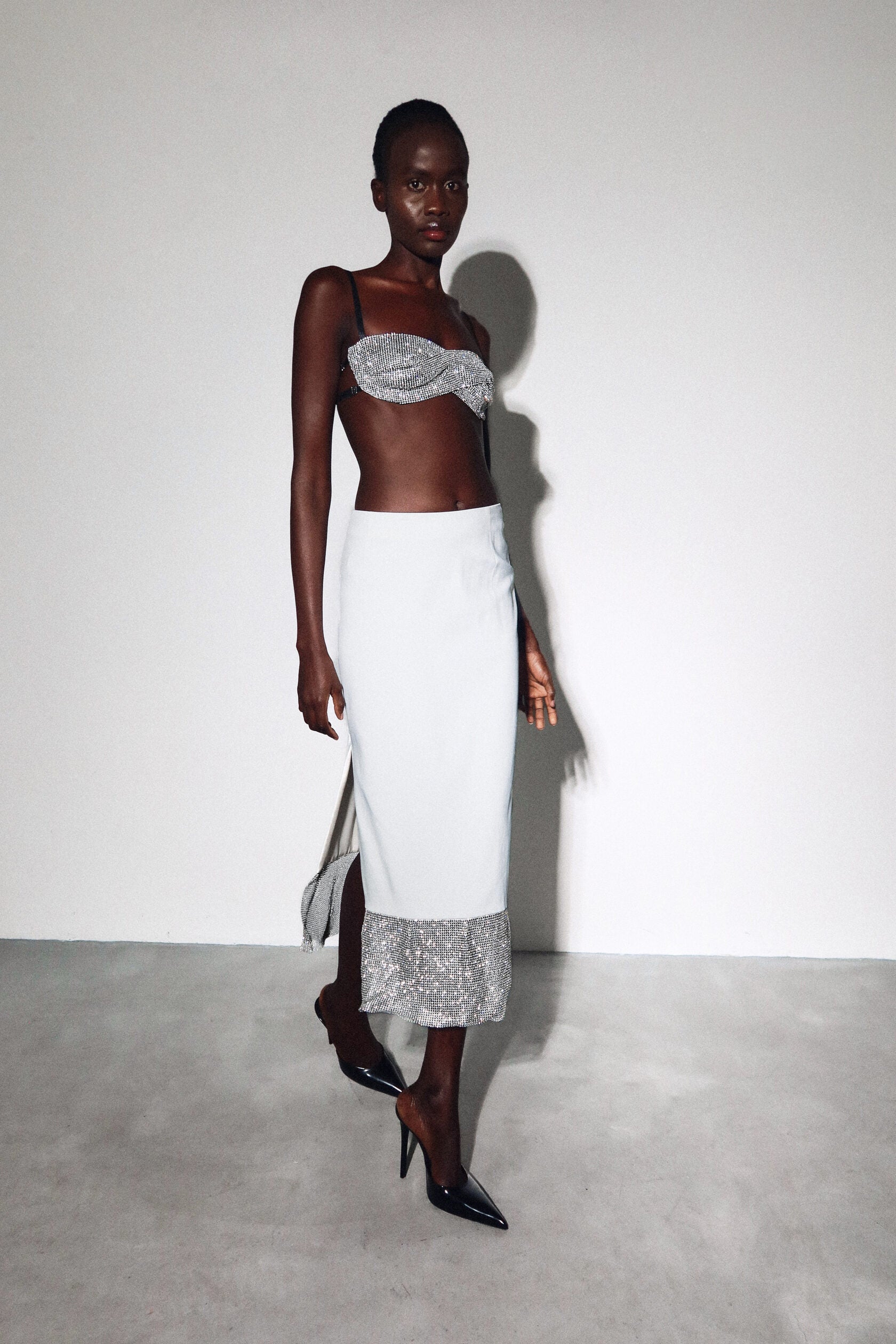 تنورة روزيتا باللون الأبيض