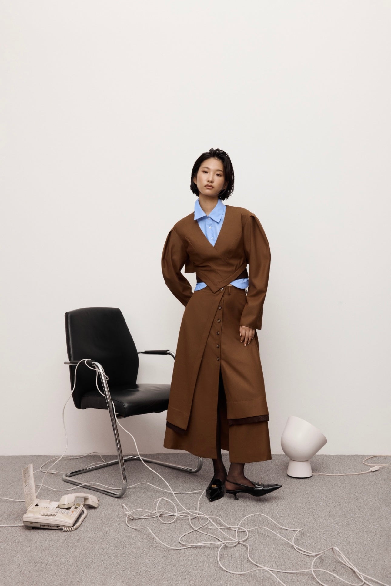 تنورة ميدي من الجلد باللون البني