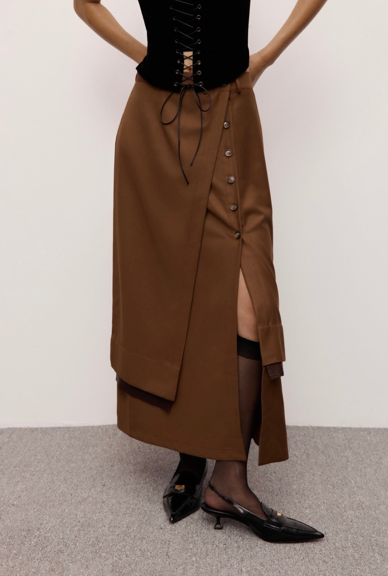 تنورة ميدي من الجلد باللون البني