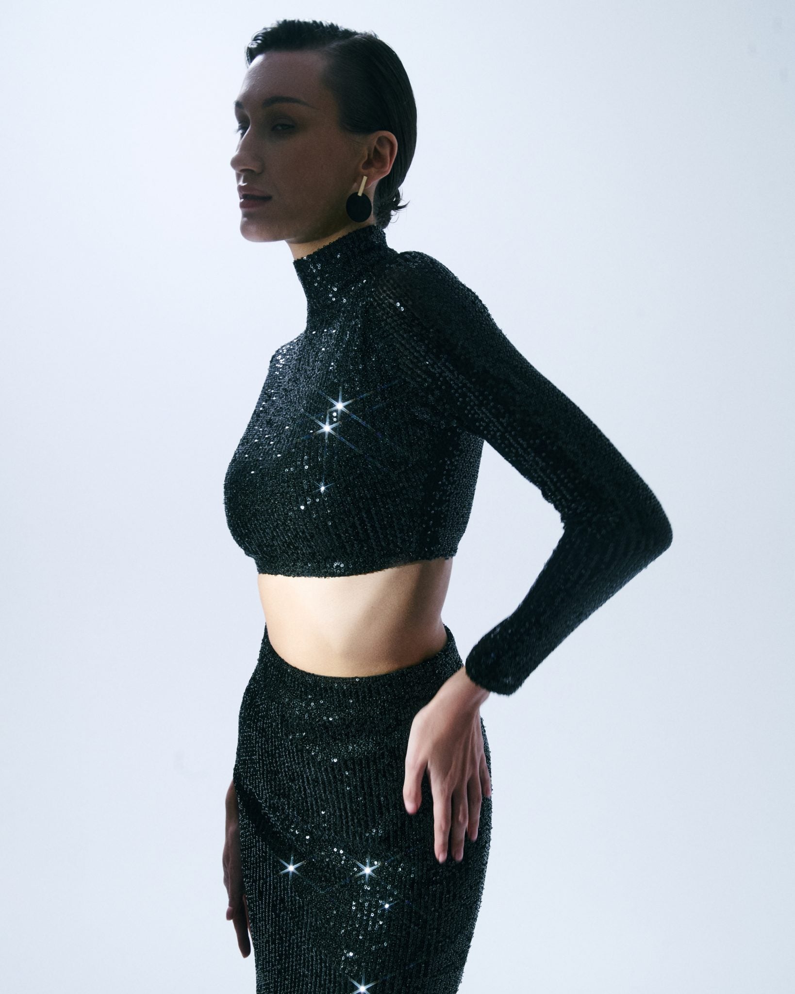 بلوزة قصيرة مزينة بالترتر باللون الأسود