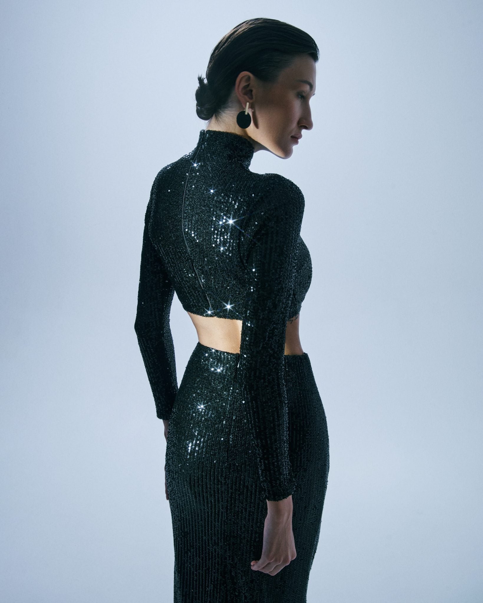 بلوزة قصيرة مزينة بالترتر باللون الأسود