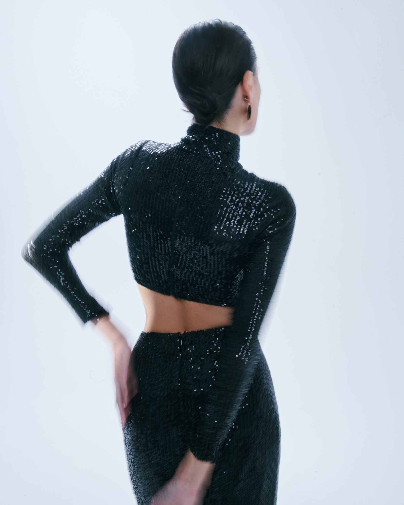 بلوزة قصيرة مزينة بالترتر باللون الأسود