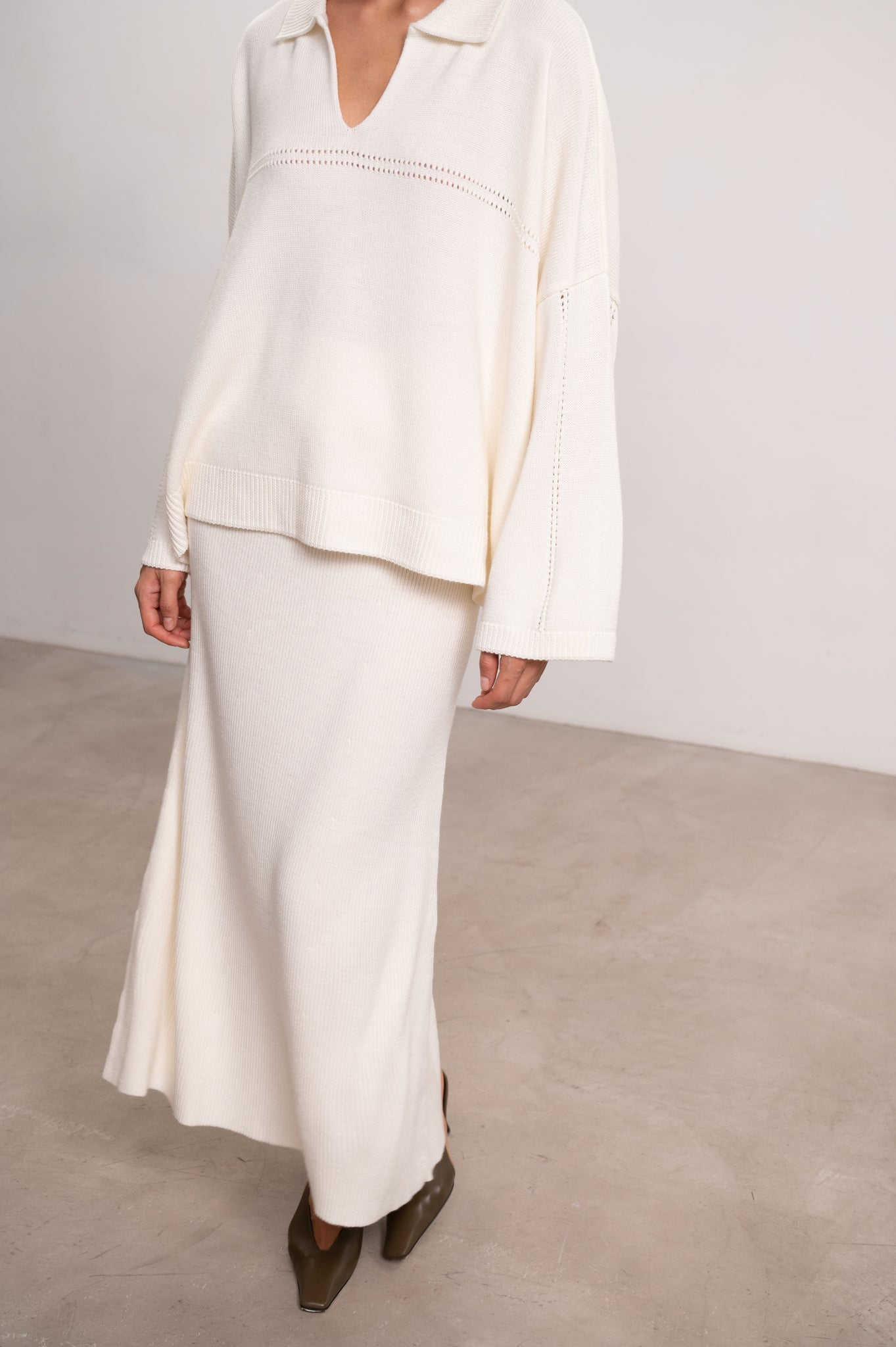 تنورة أندريا باللون الأبيض