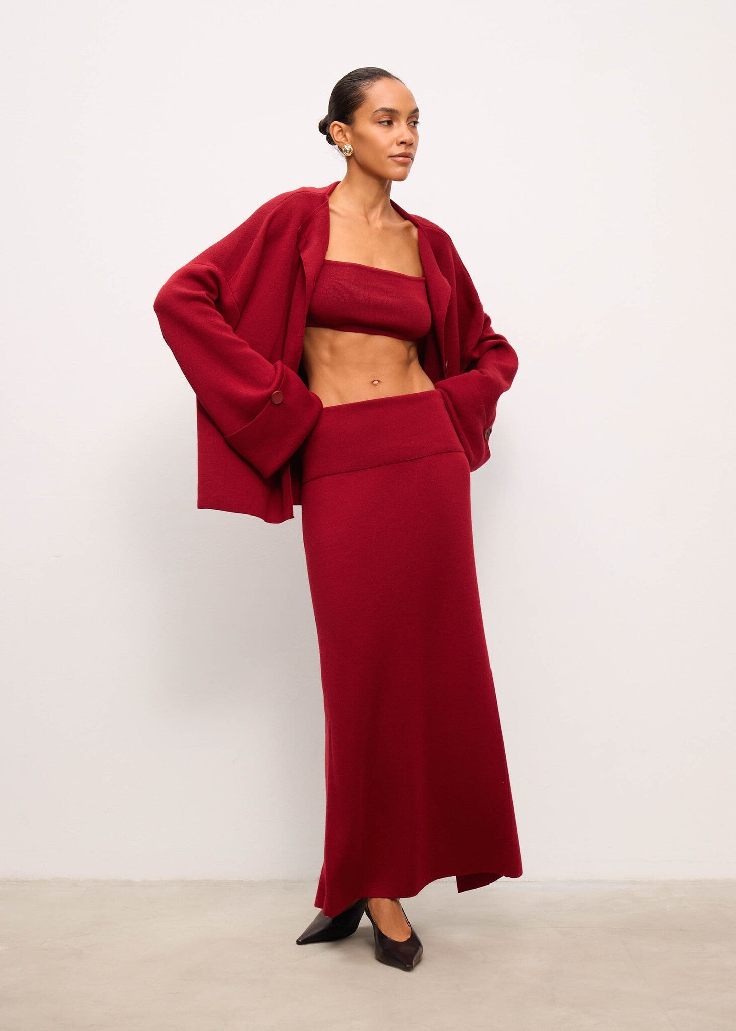 تنورة مولي الباسكية باللون العنابي