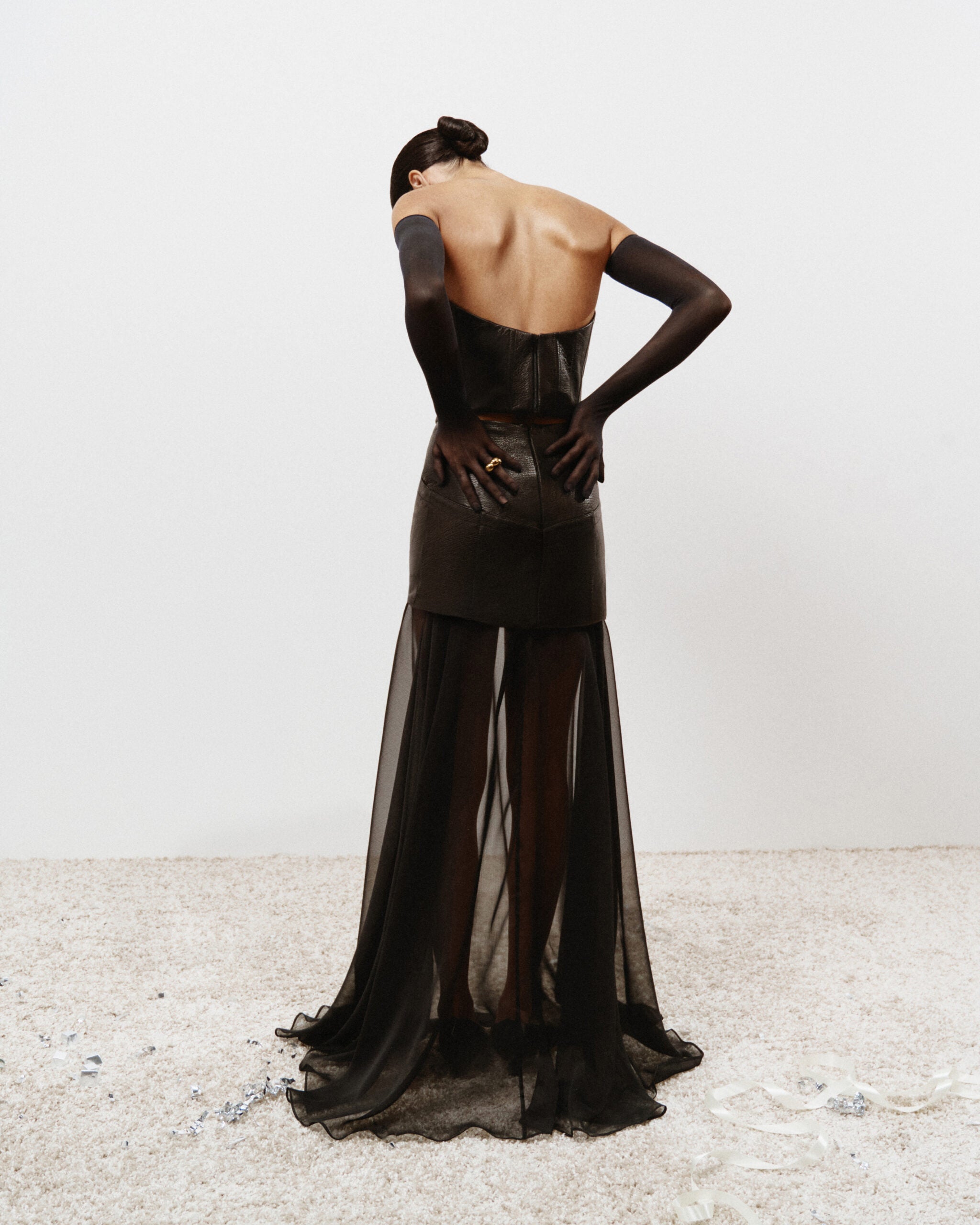 تنورة جلدية باللون الأسود