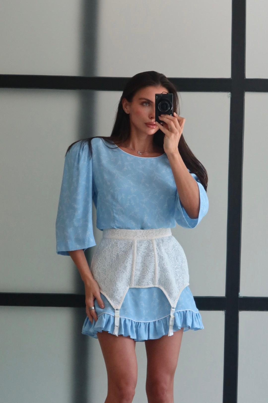 فستان قصير باللون الأزرق الفاتح مع حزام