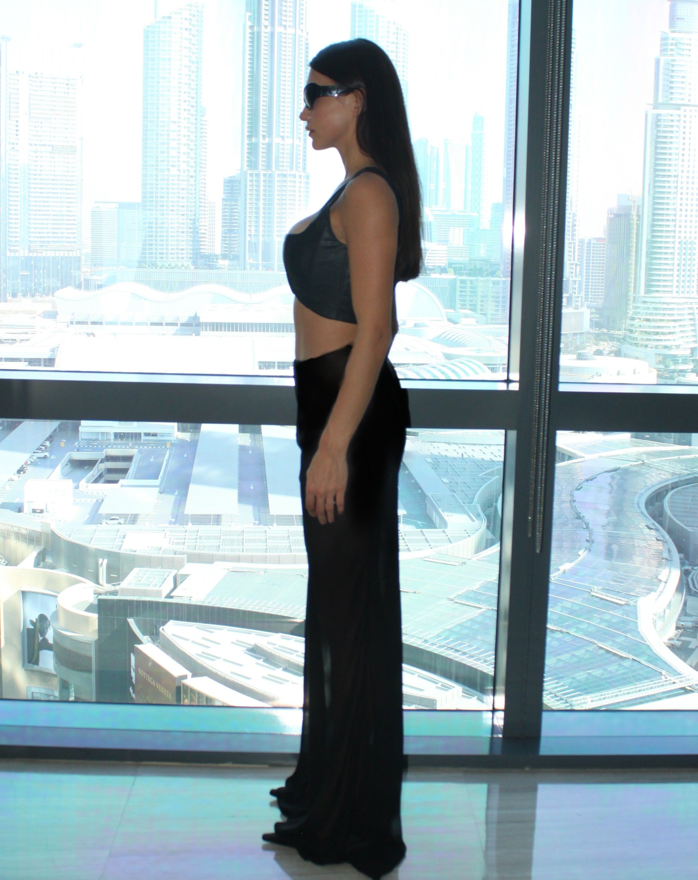 كورسيه جلدي قصير باللون الأسود